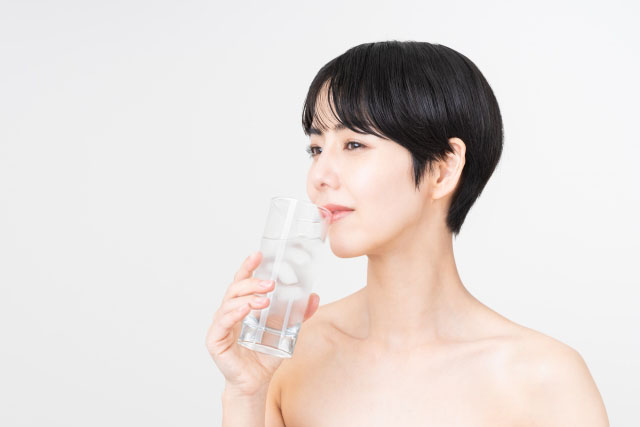 冷たい水を飲むと歯がしみるのはなぜ？原因や注意点、治し方を解説