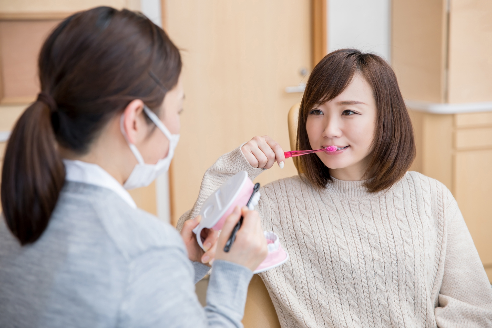 歯磨きレクチャーされる女性