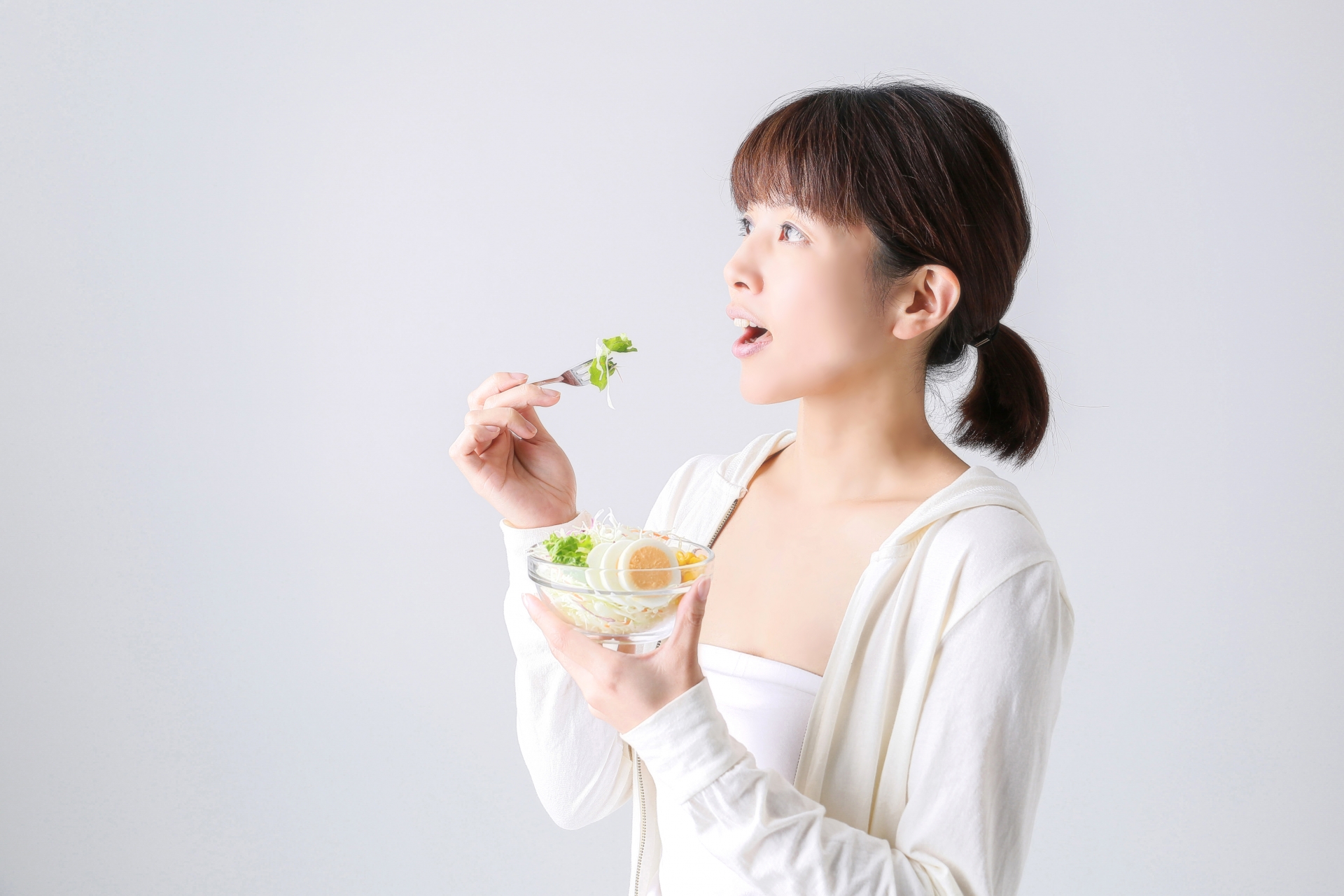 菓子を食べる女性