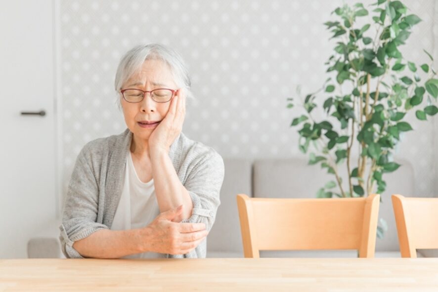 痛がる高齢の女性