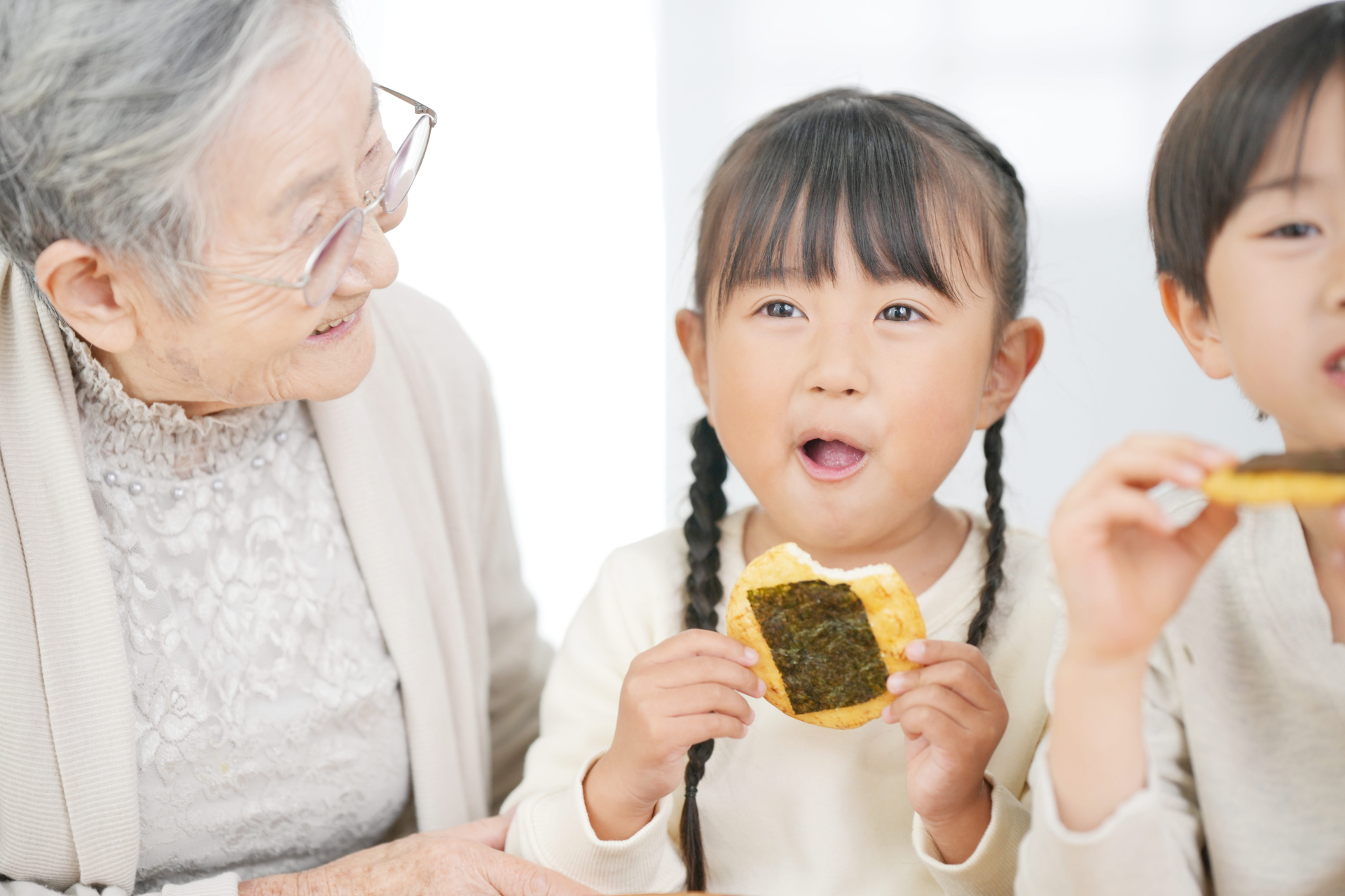 楽しそうなおばあちゃんと子供