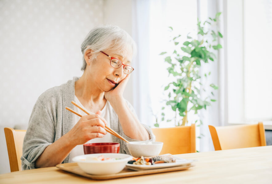 入れ歯の違和感を解消したい！原因と対処法について解説します