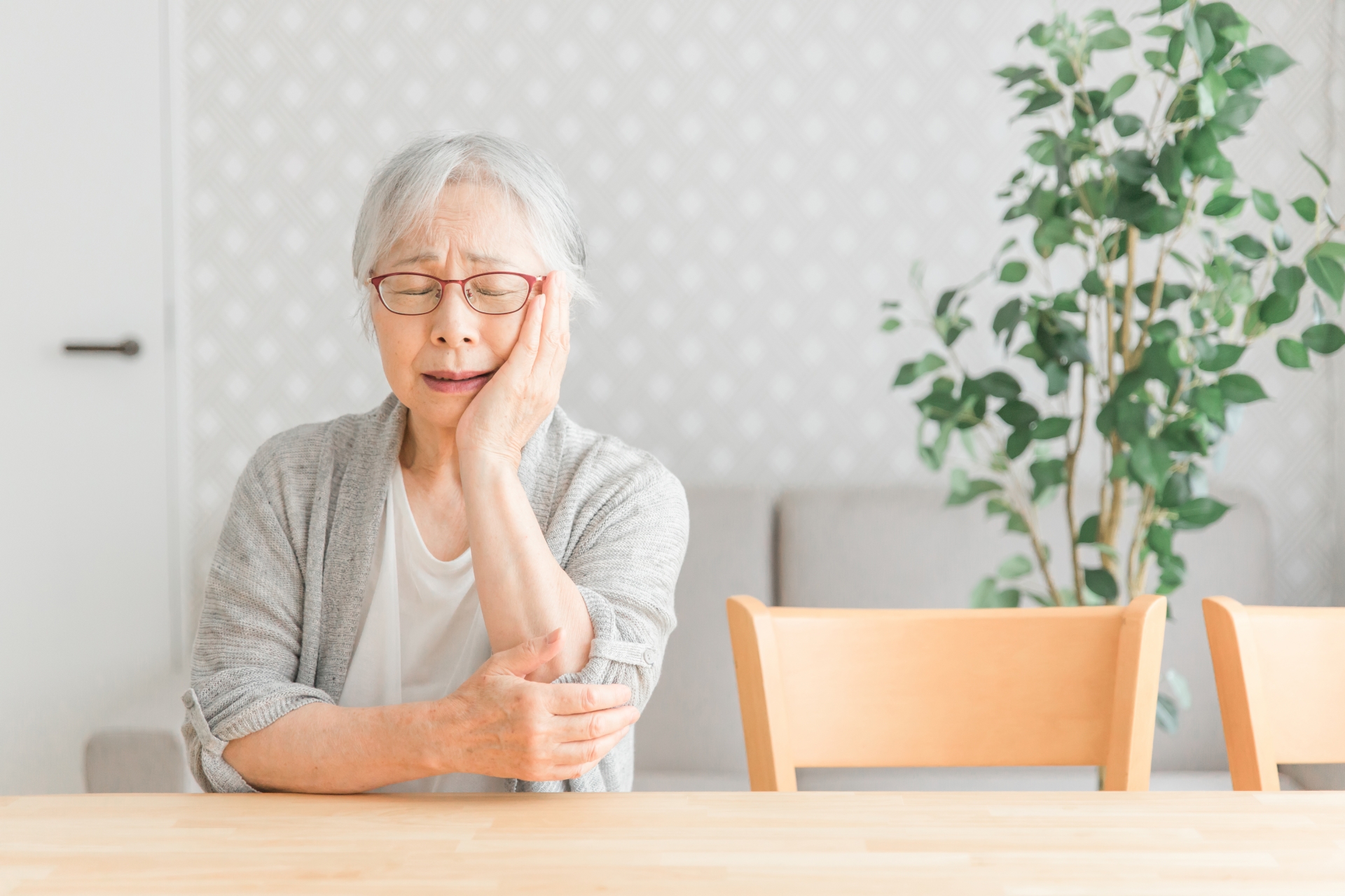 歯が痛い高齢者女性