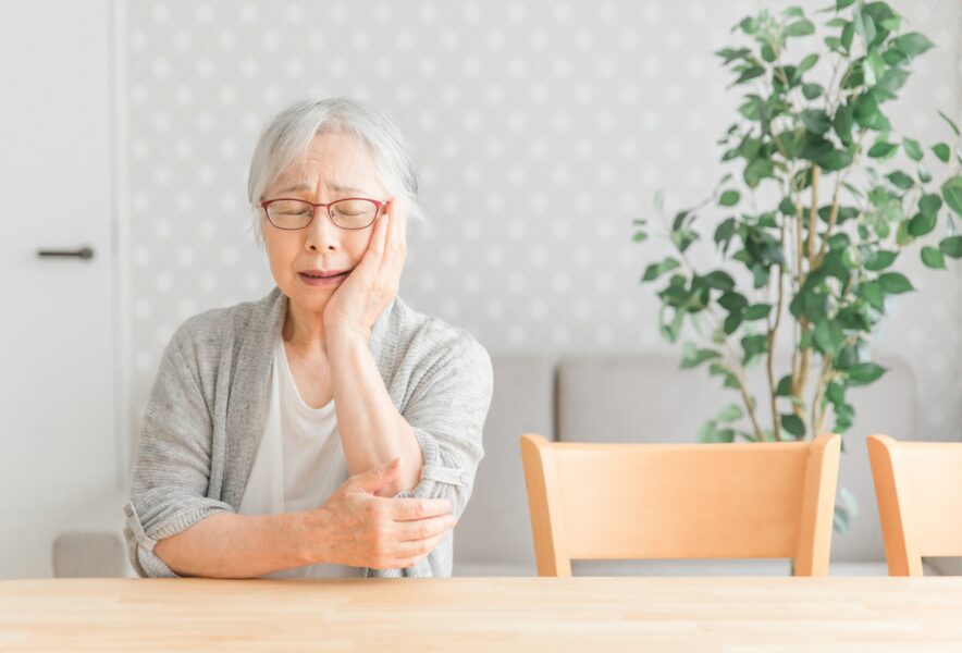 入れ歯で歯茎が腫れる原因は？義歯性口内炎の対処法や治療法を解説