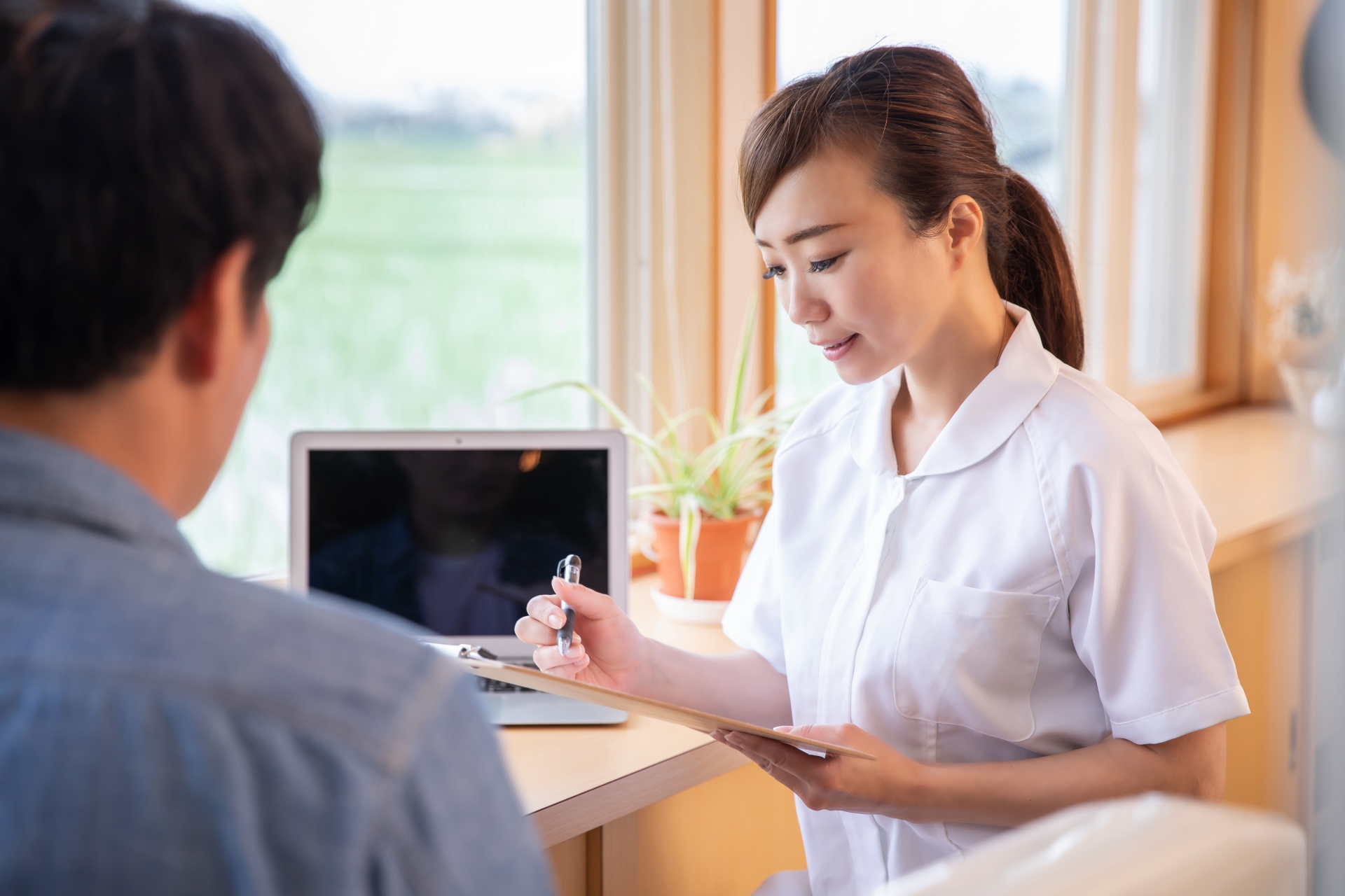 男性患者と看護師