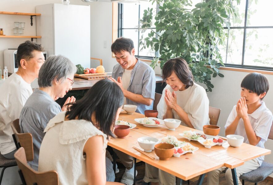 入れ歯中の食事はどうしたらいい？注意点や食事を楽しむ方法を解説