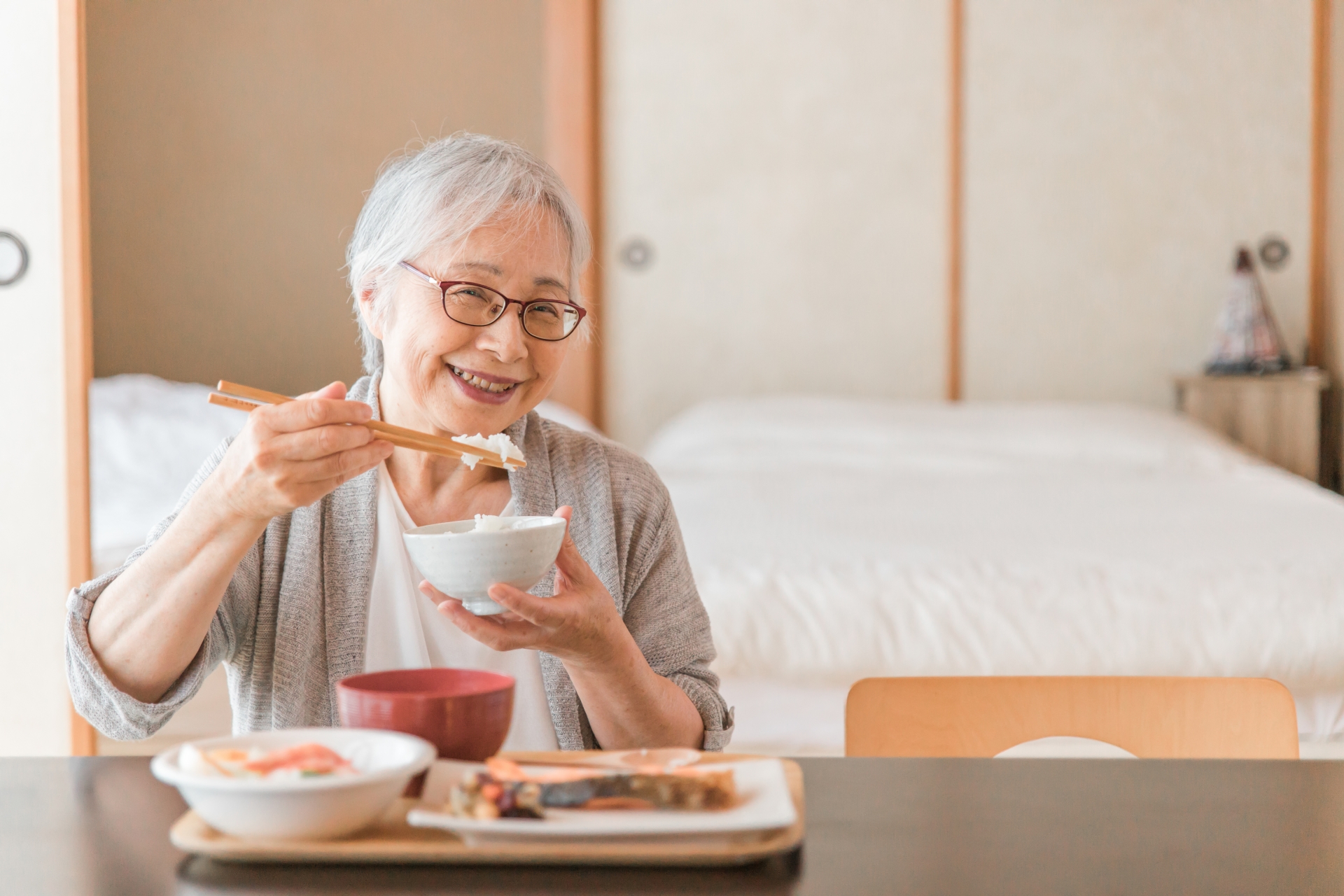 食事をする女性