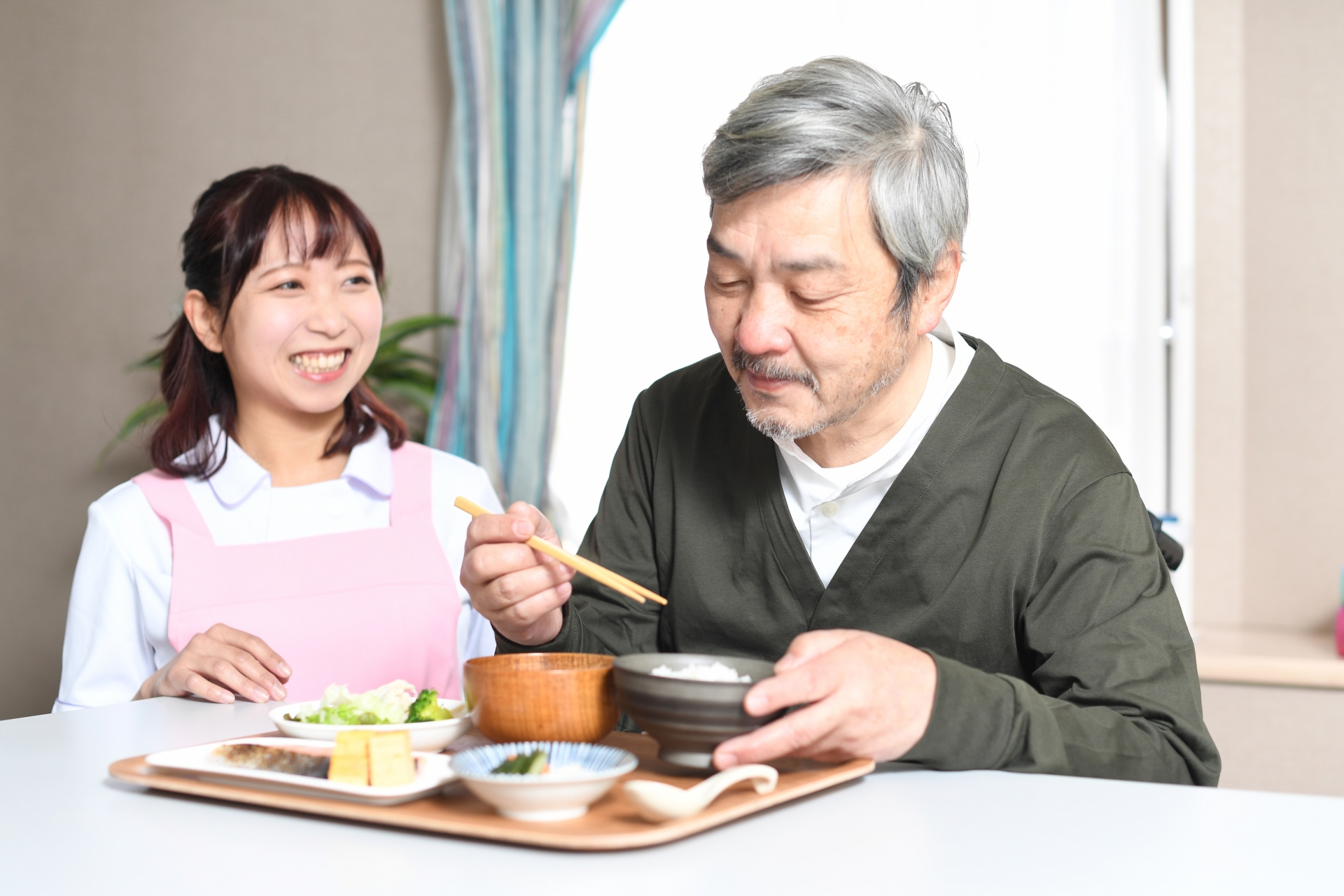 食事をする男性