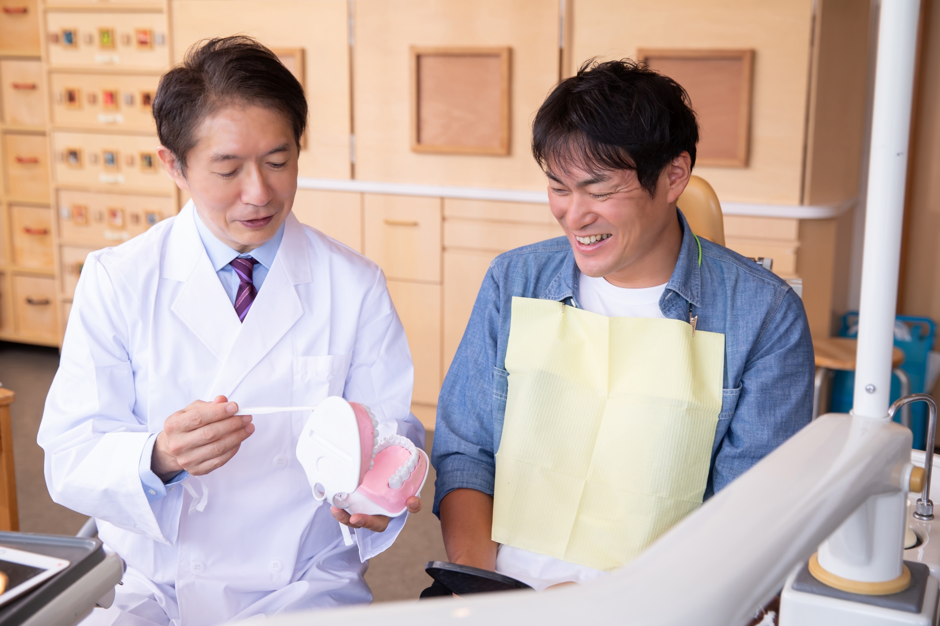 歯科医師の説明を受ける患者さん