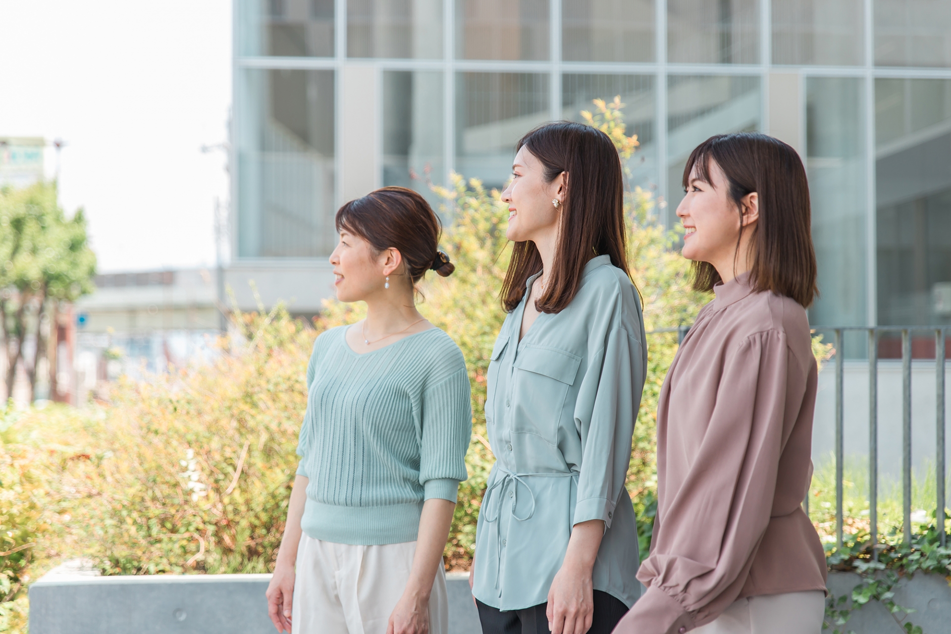 3人の女性の横顔