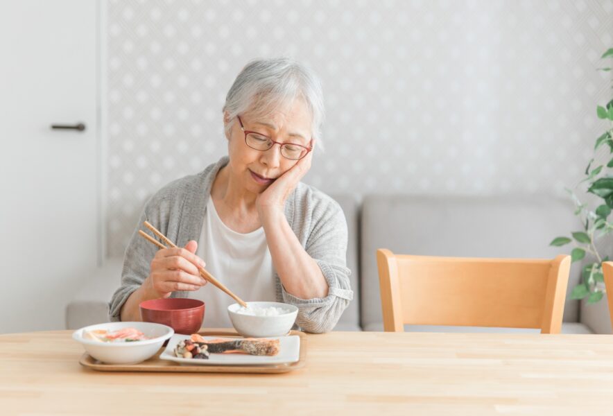 入れ歯が痛いときはどうする？クッション付き入れ歯や安定剤について解説