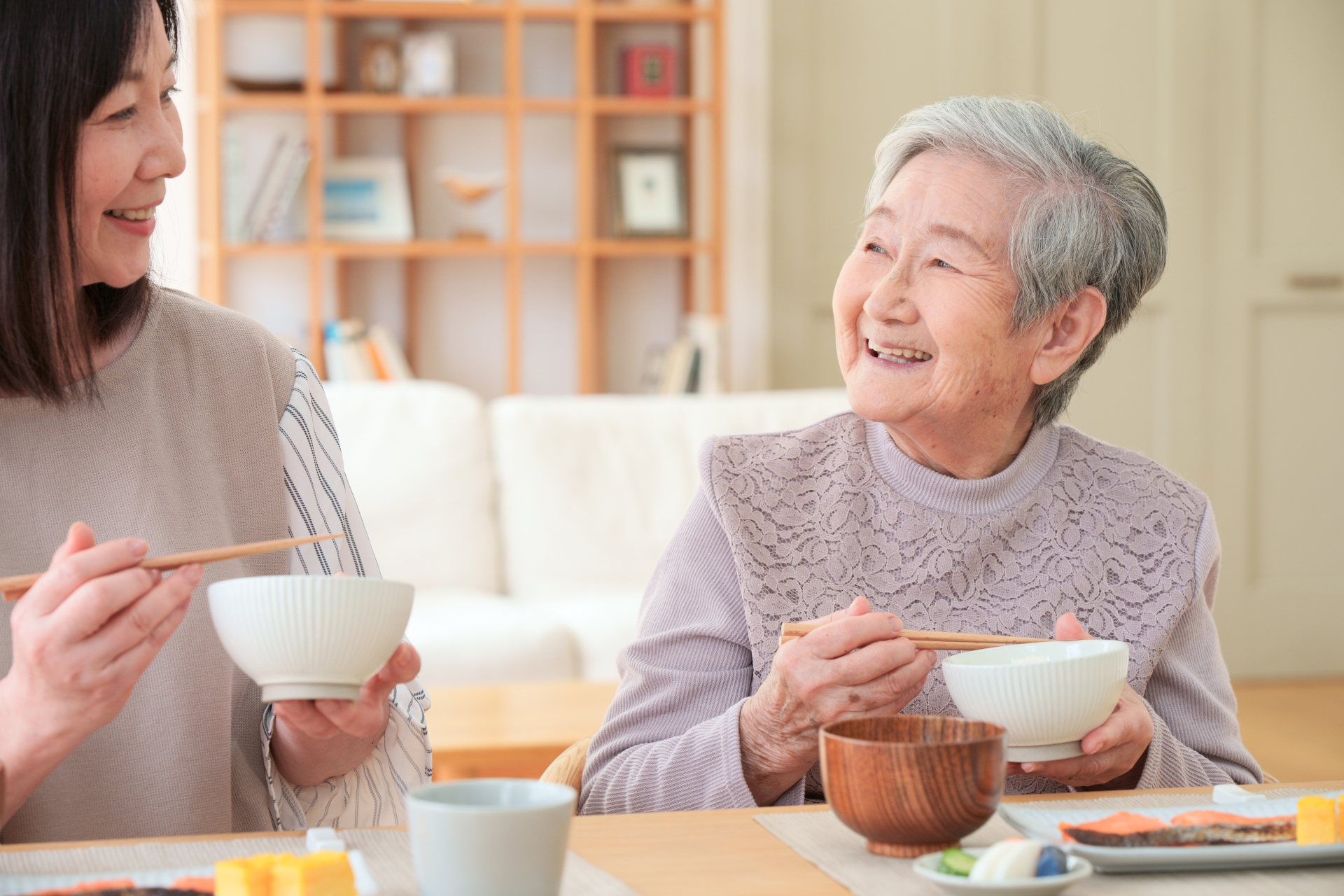 楽しそうに食事をする親子