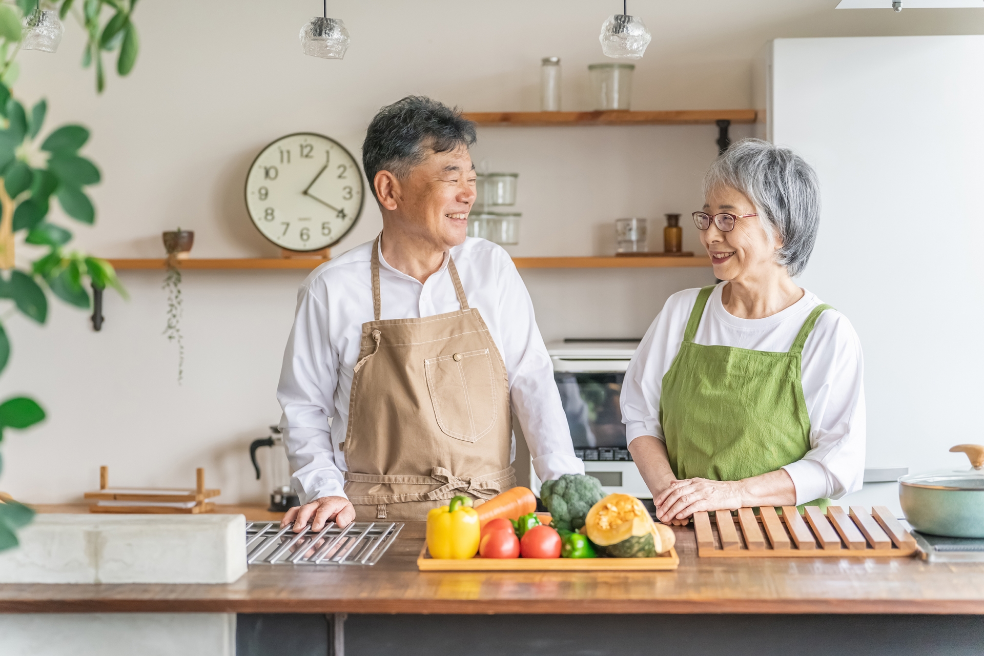 家で料理する日本人の高齢者