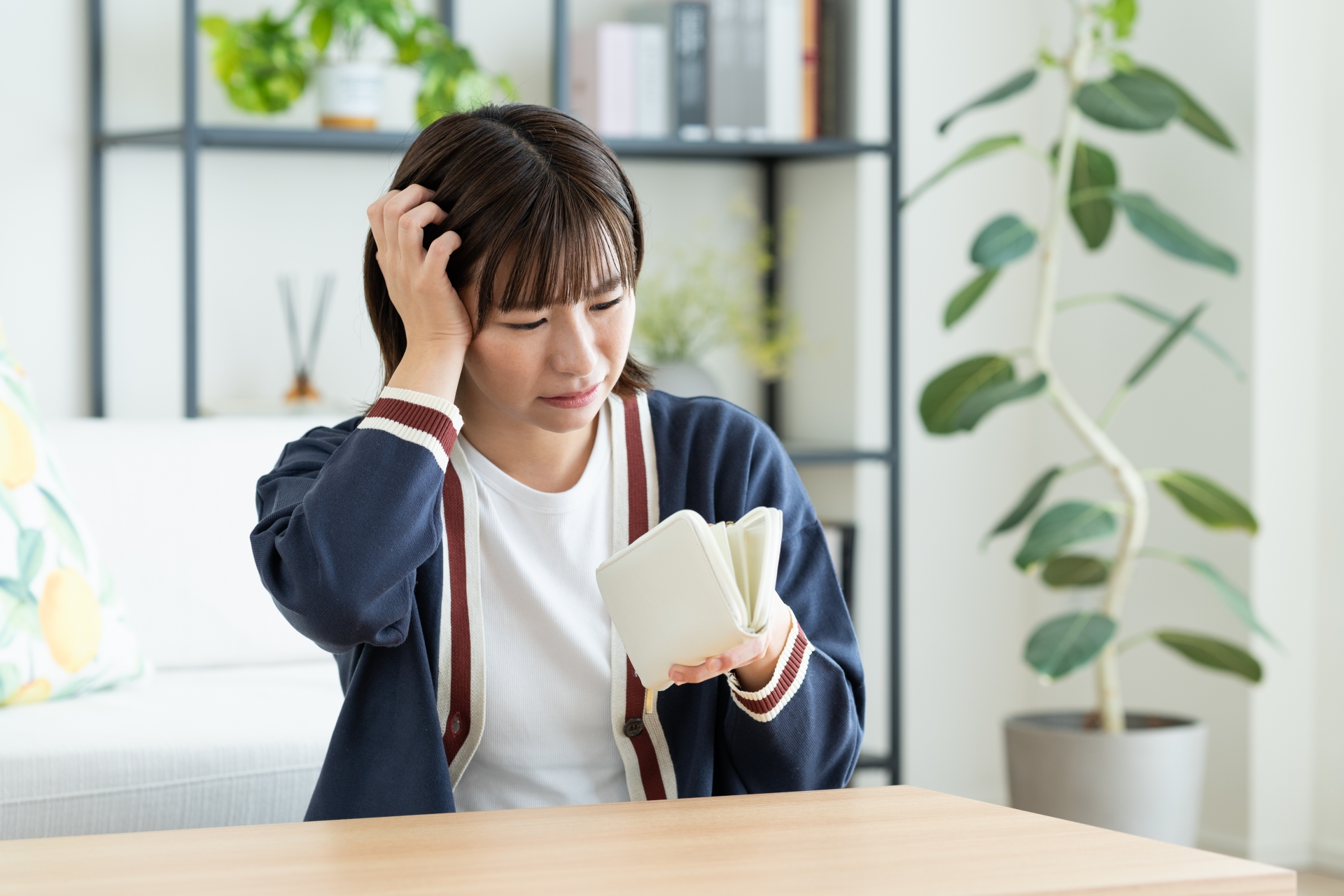 お金に悩む若い女性