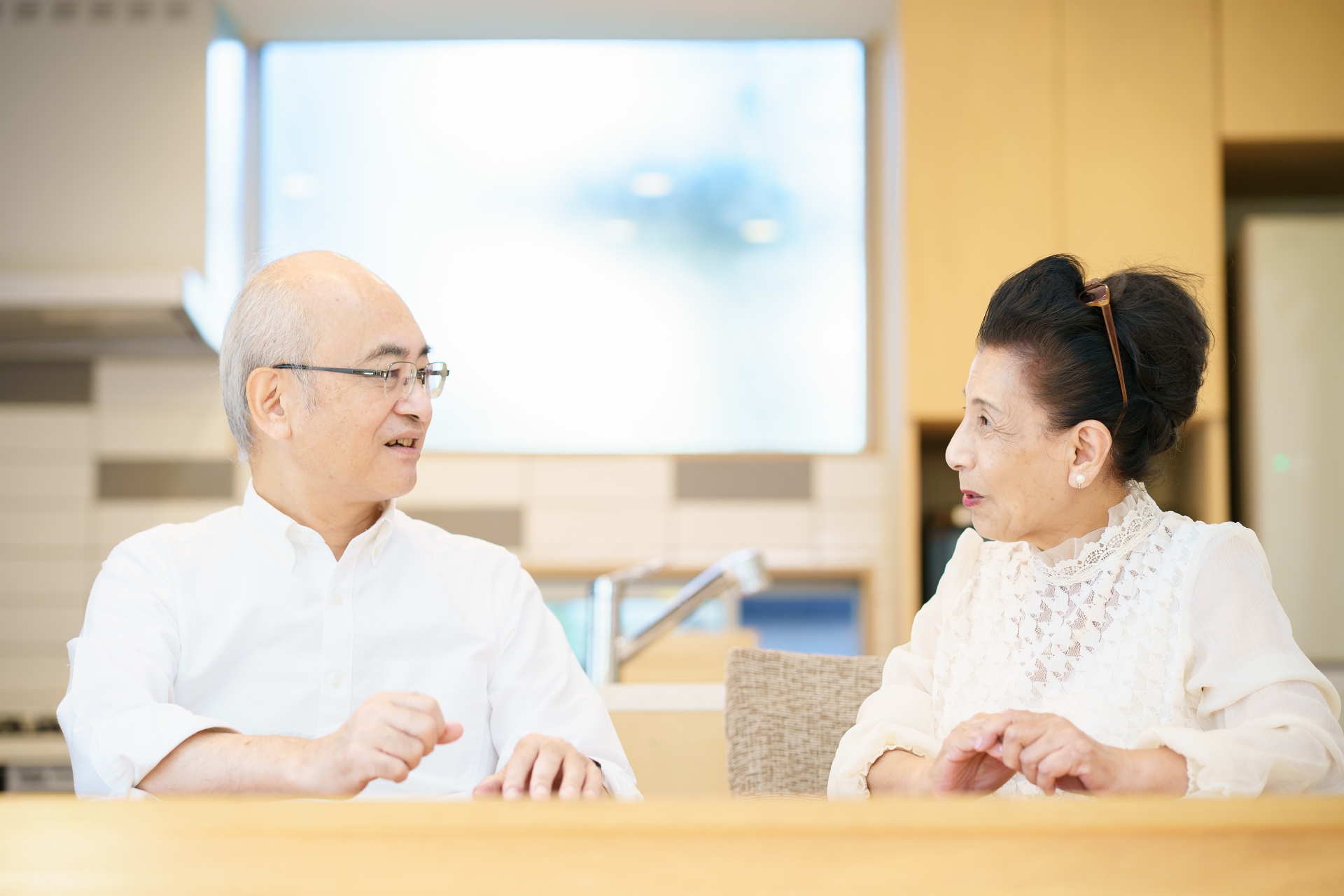 会話をするシニアの男女