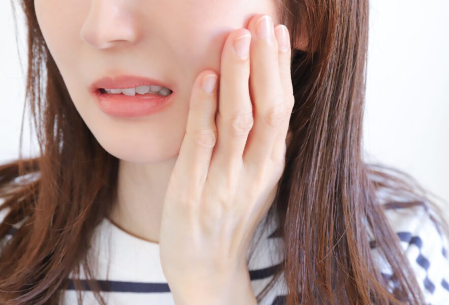セラミック治療をしたら歯茎が痛む？トラブルが生じる原因や対策方法を解説