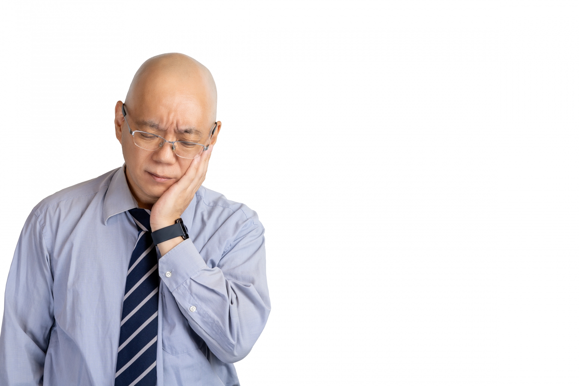 歯が痛む男性