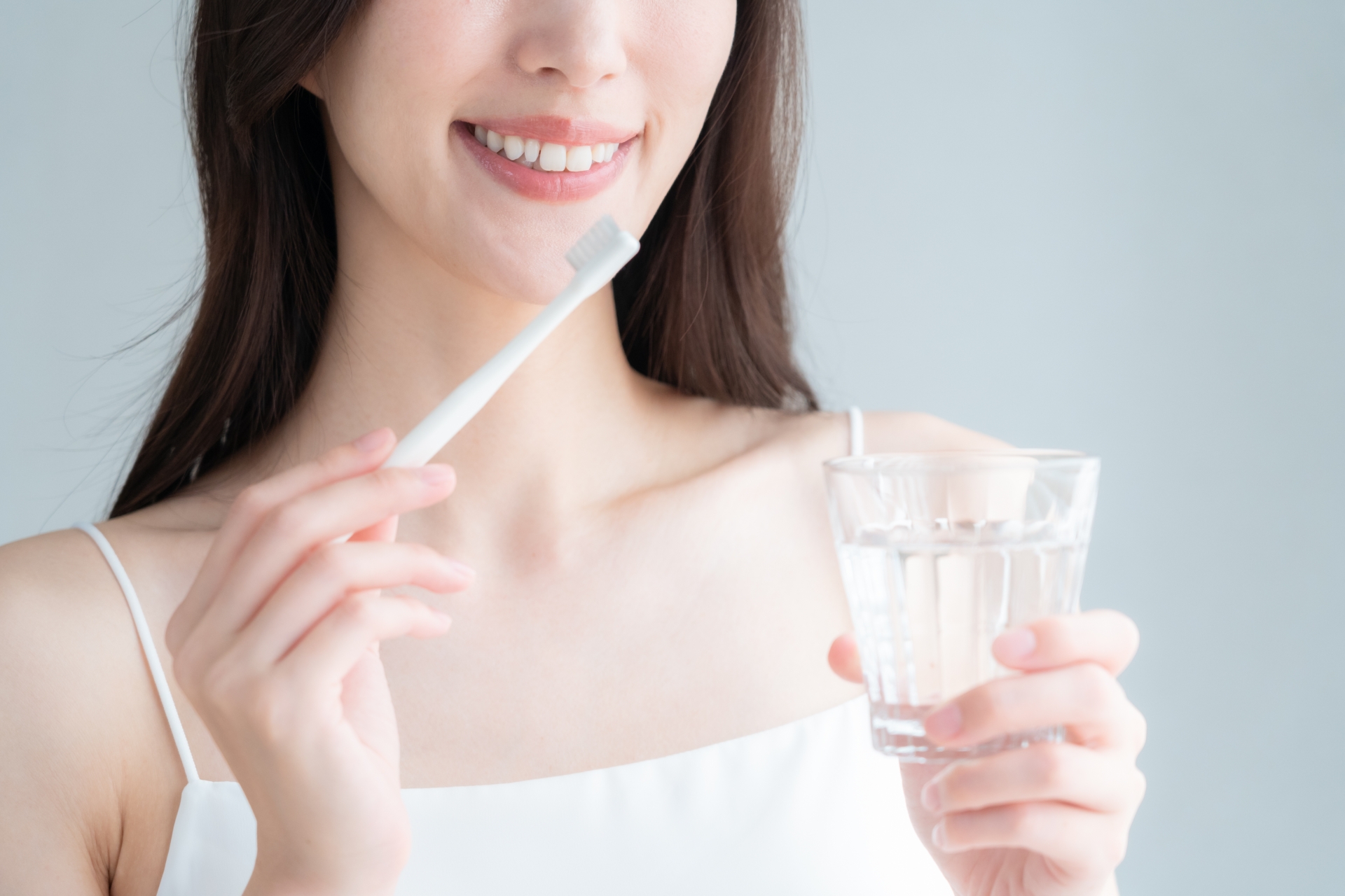 歯磨きをする若い女性