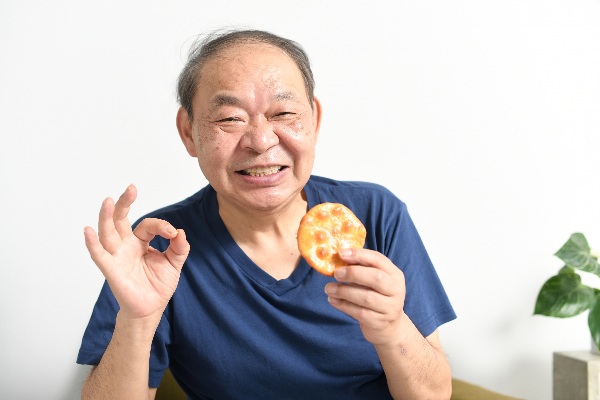 硬いものを食べられる男性