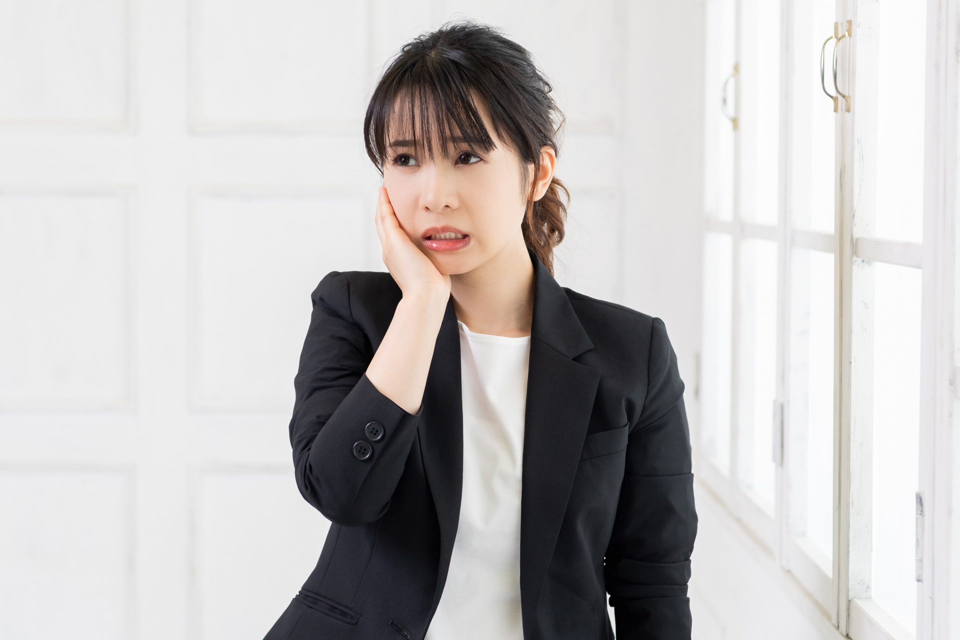 頬を押さえる女性