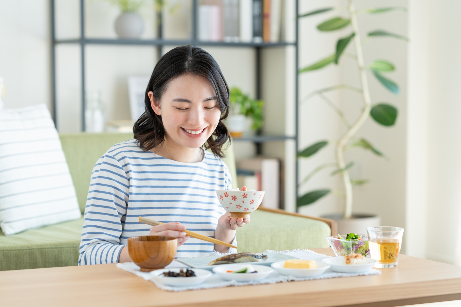 食事をする女性