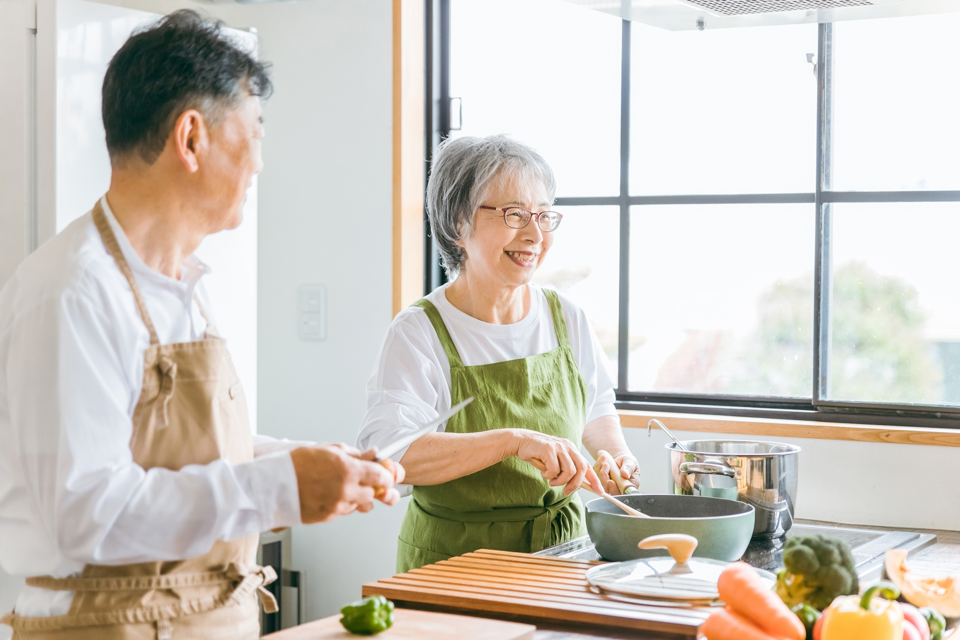 料理を一緒に作る日本人の老夫婦