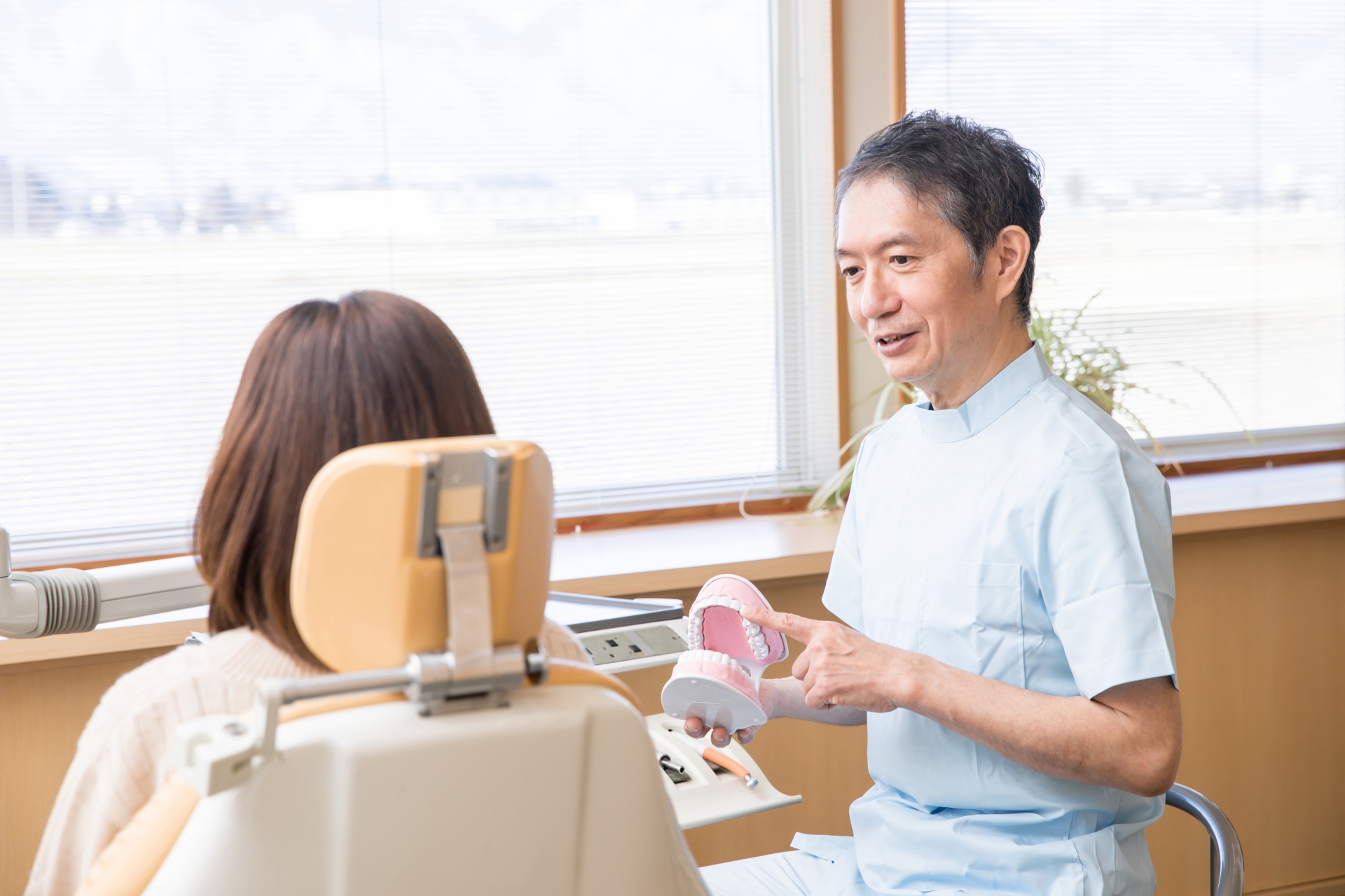 歯医者で説明を受ける女性