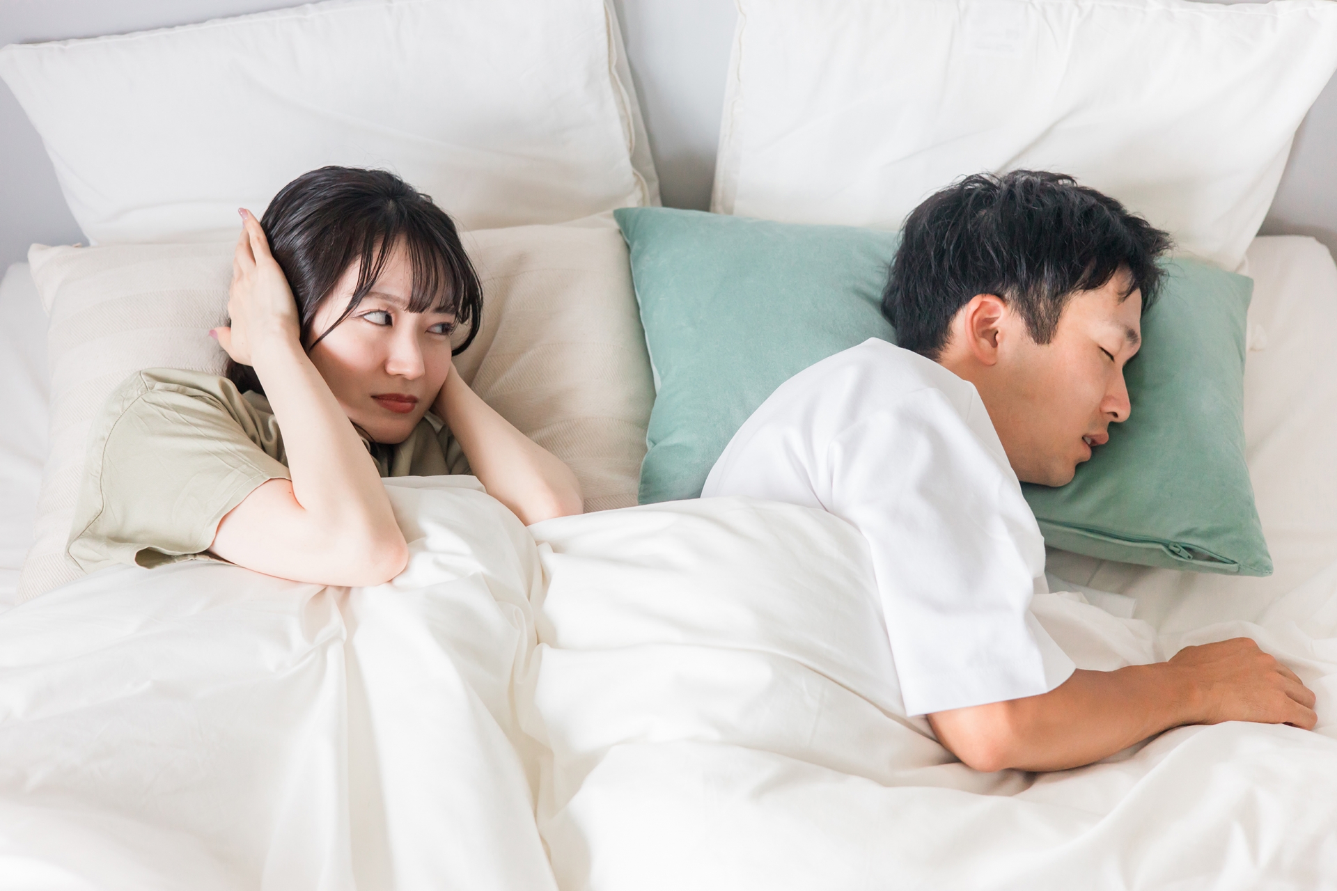 耳を塞ぐ女性