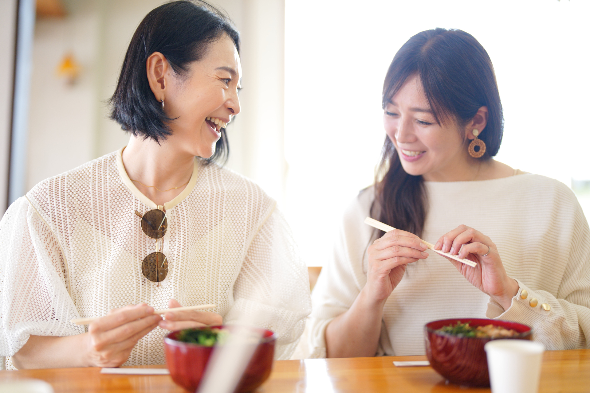 食事中の2人の女性