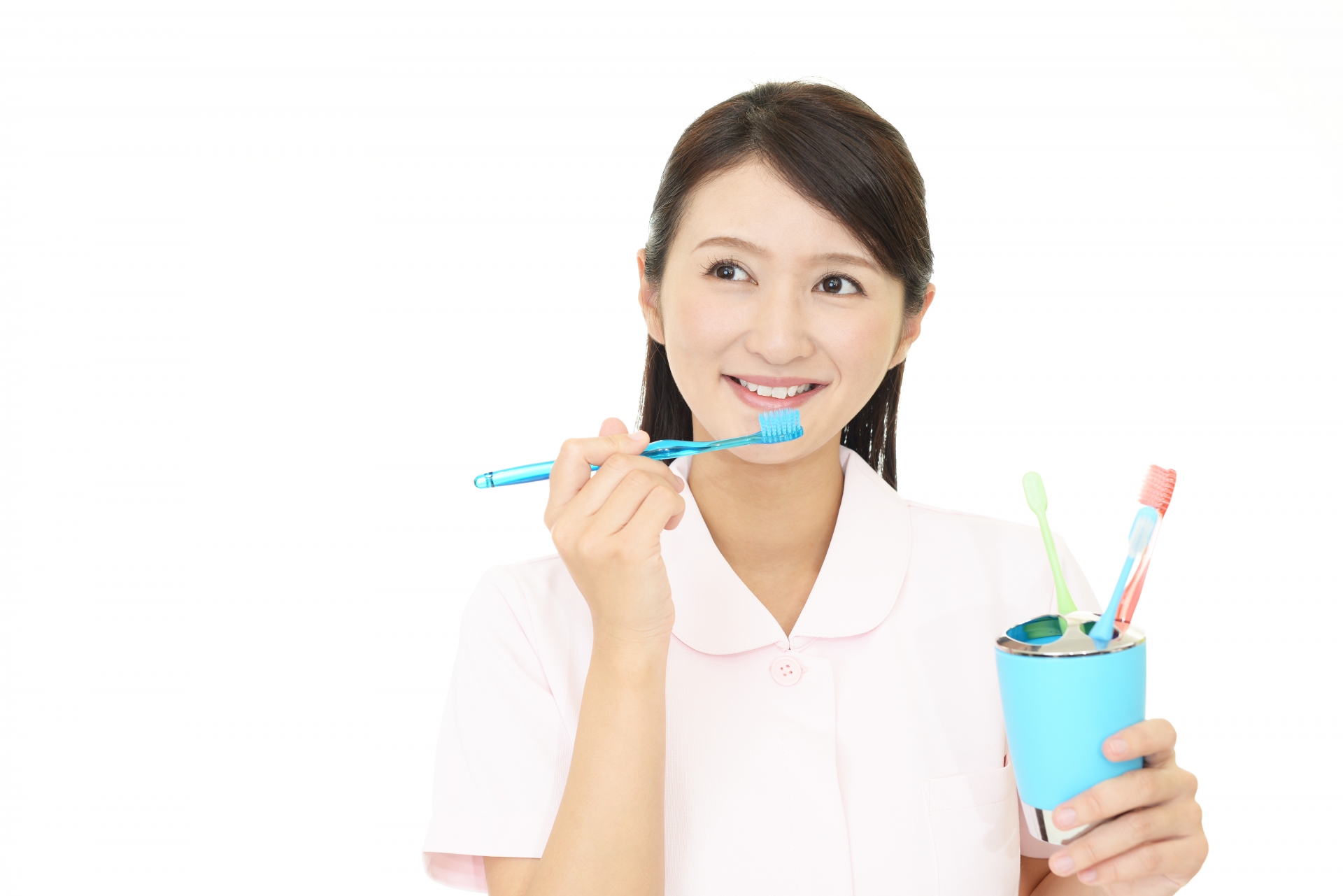 歯ブラシを持つ歯科衛生士
