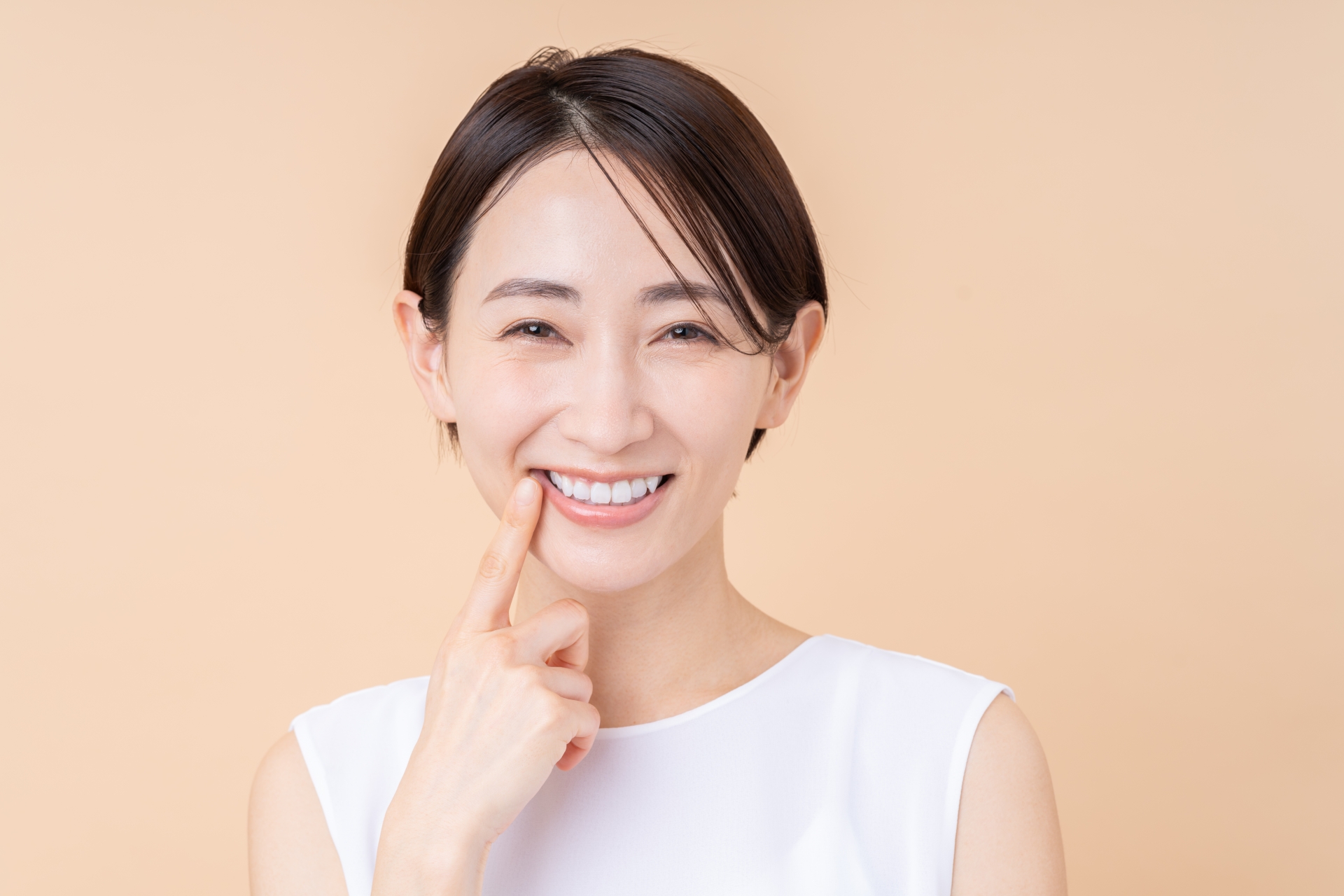 歯を見せて笑う女性