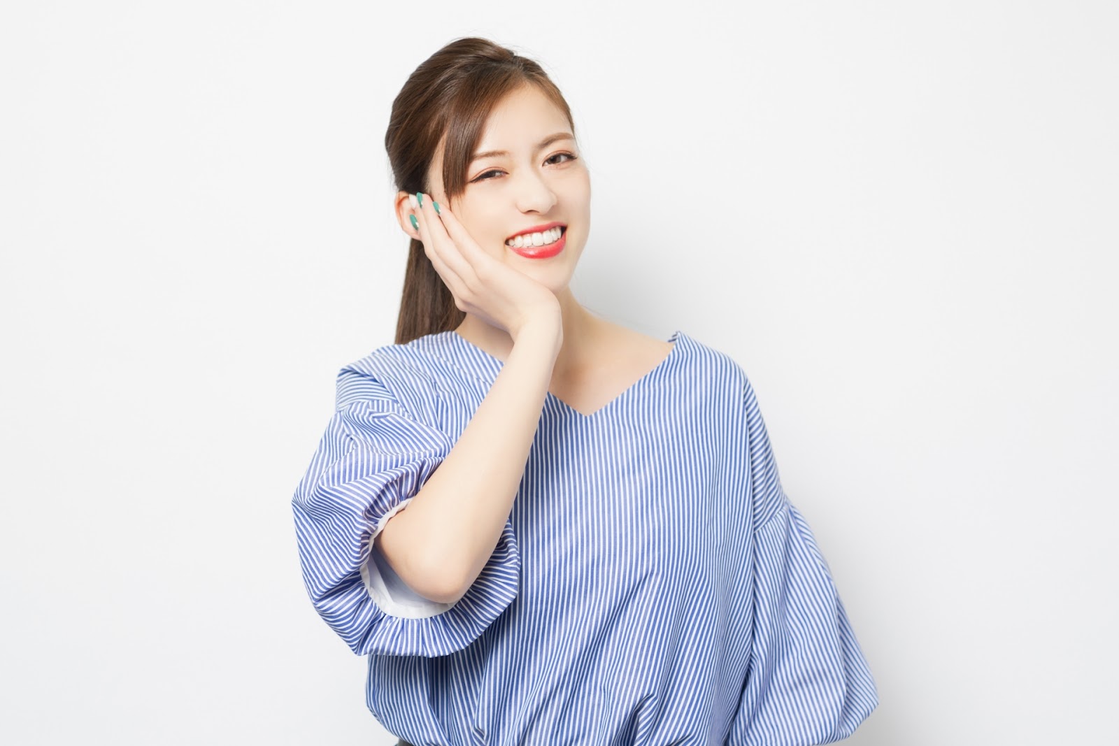 歯が痛い若い女性