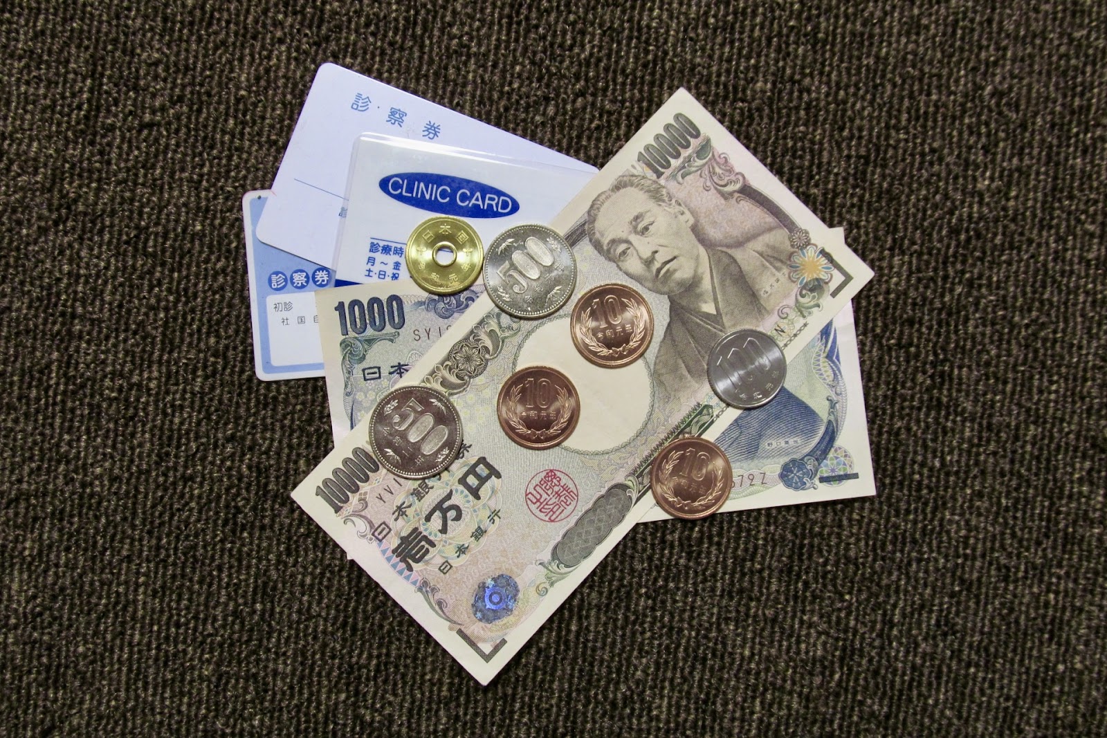 診察券とお金