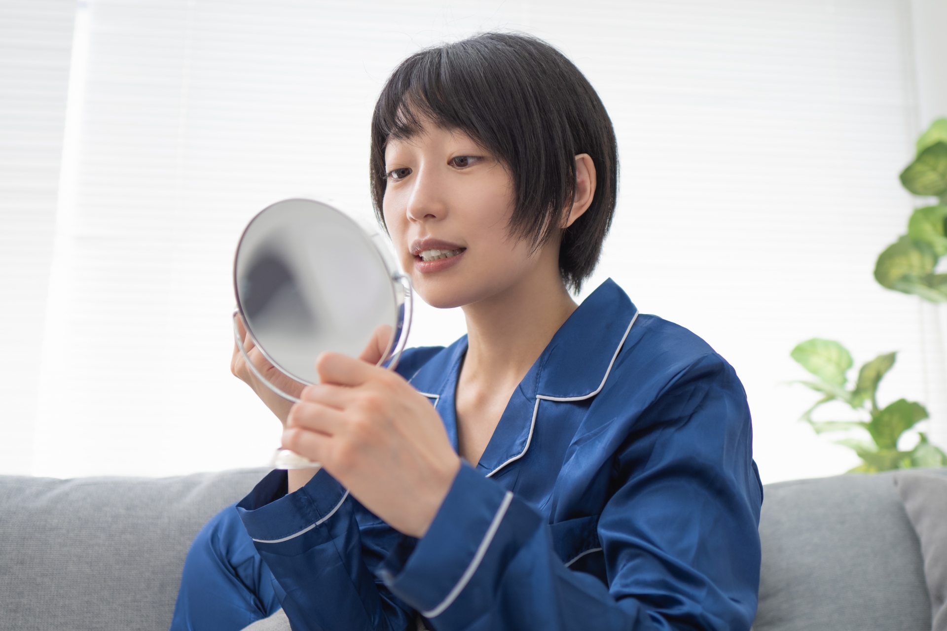 鏡で口元を見る