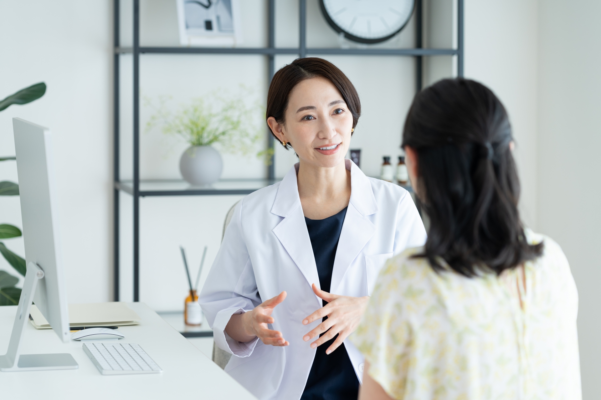 説明する歯科医師