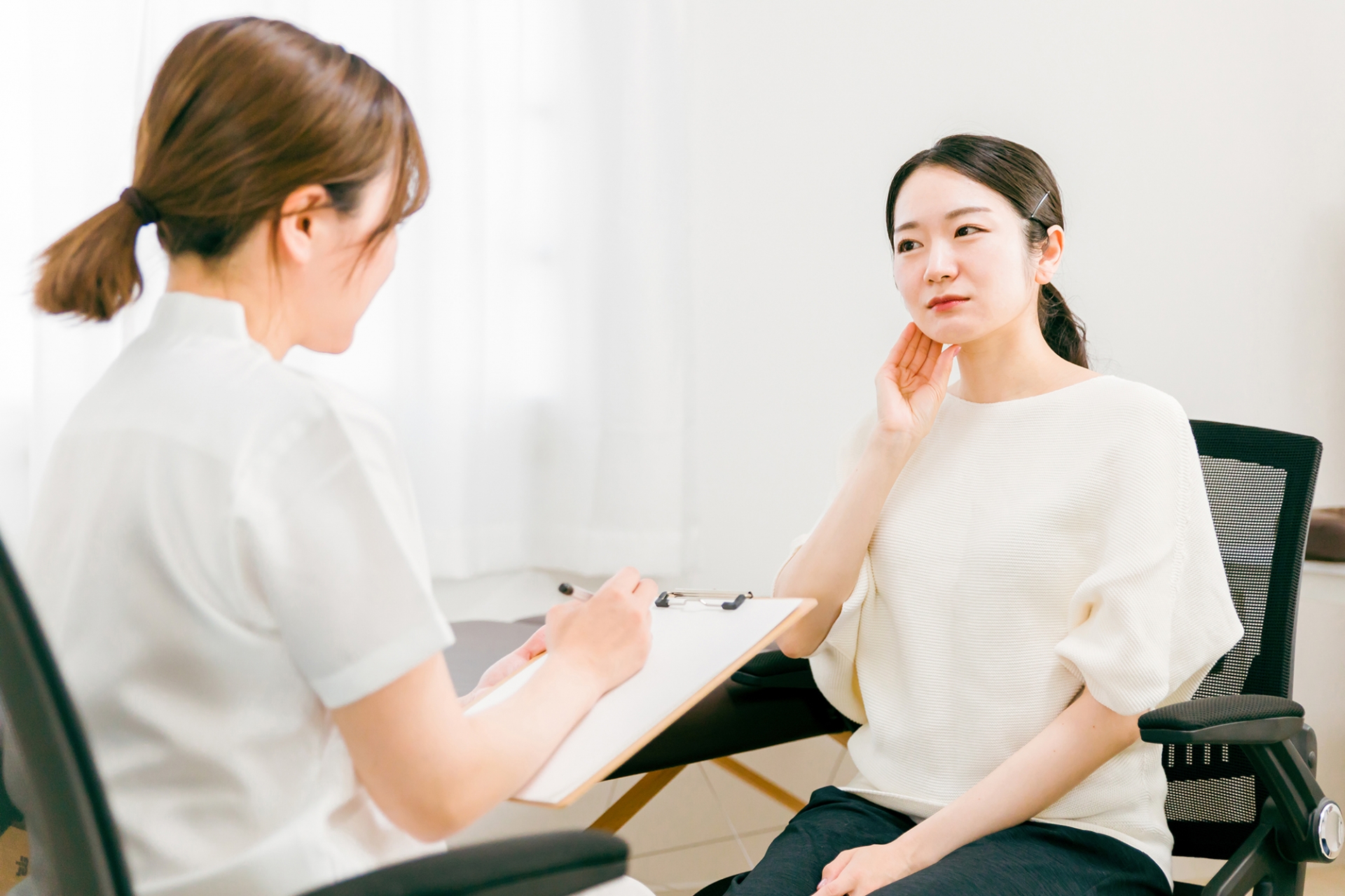 問診を受ける女性