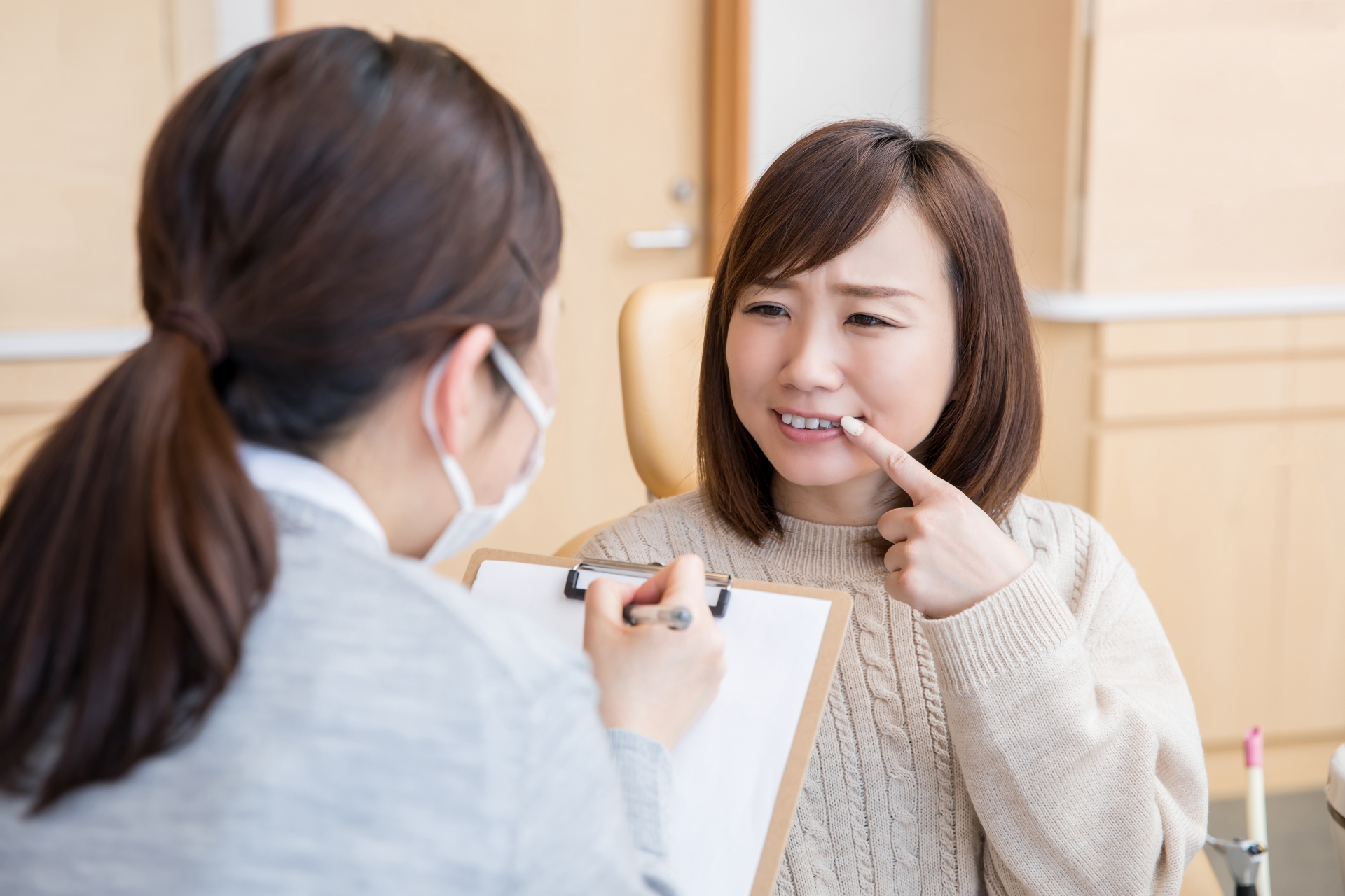 虫歯を見てもらう女性