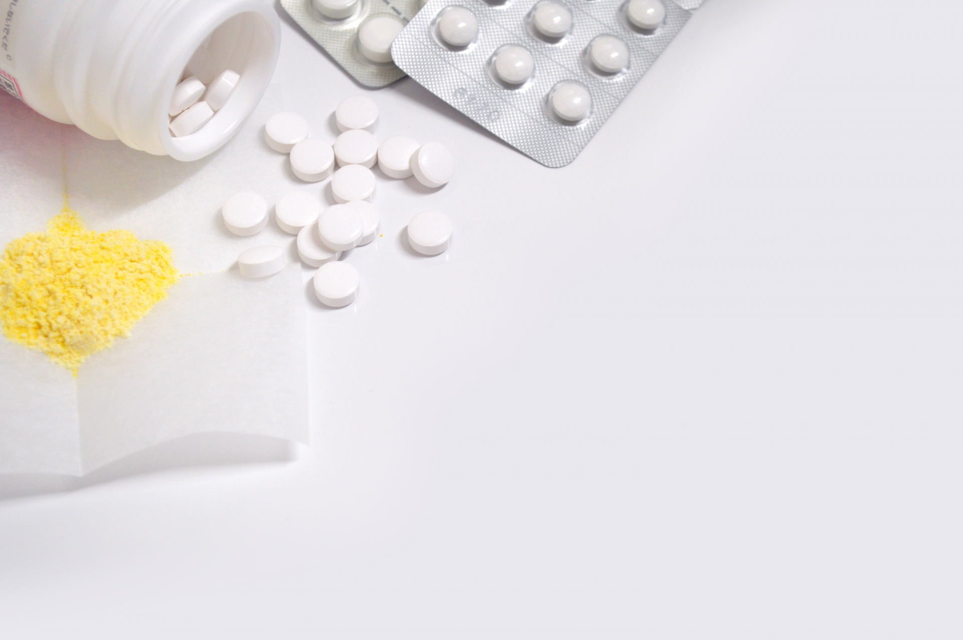 白い錠剤と黄色い粉薬のサムネイル