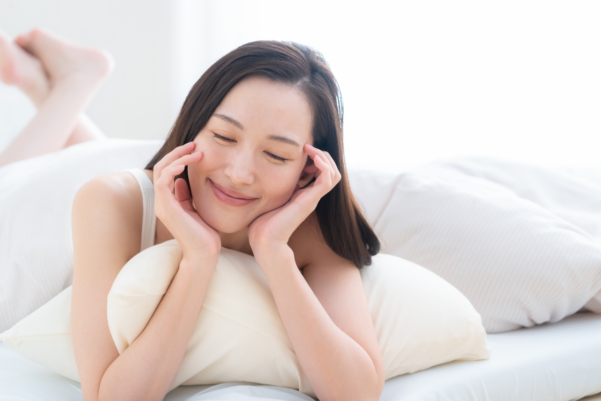 部屋で寝る若い女性
