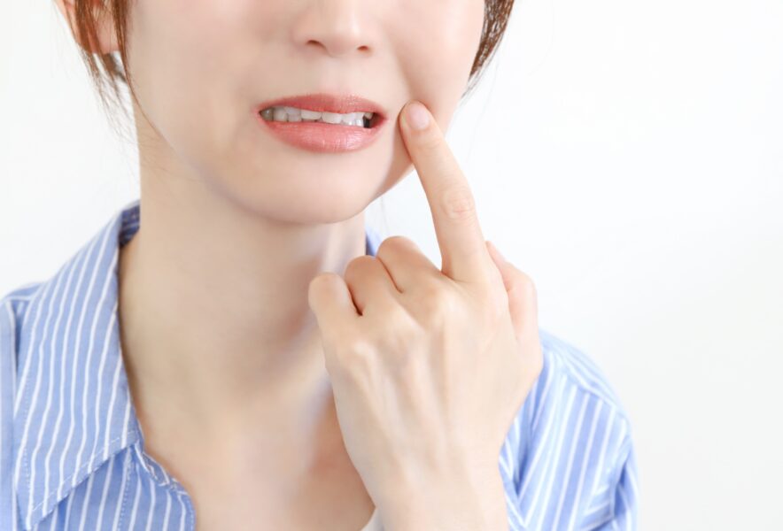 歯に熱いものがしみる原因は？対処法や受診の目安、治療方法を解説