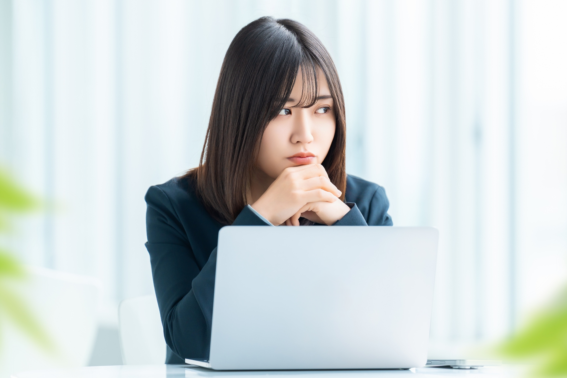 考えごとをする女性・ビジネスウーマン