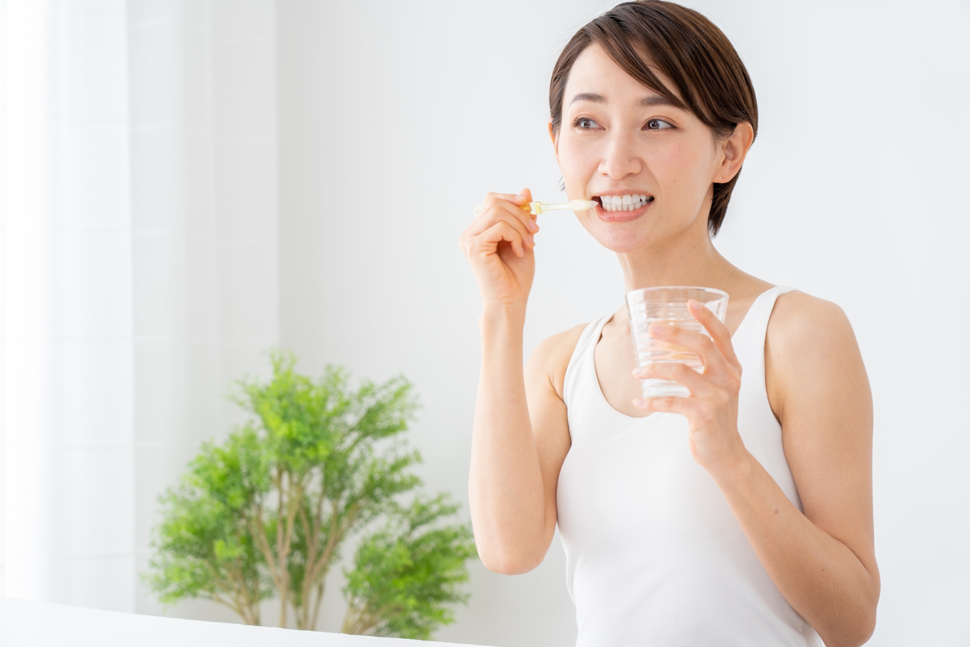 歯磨きする女性