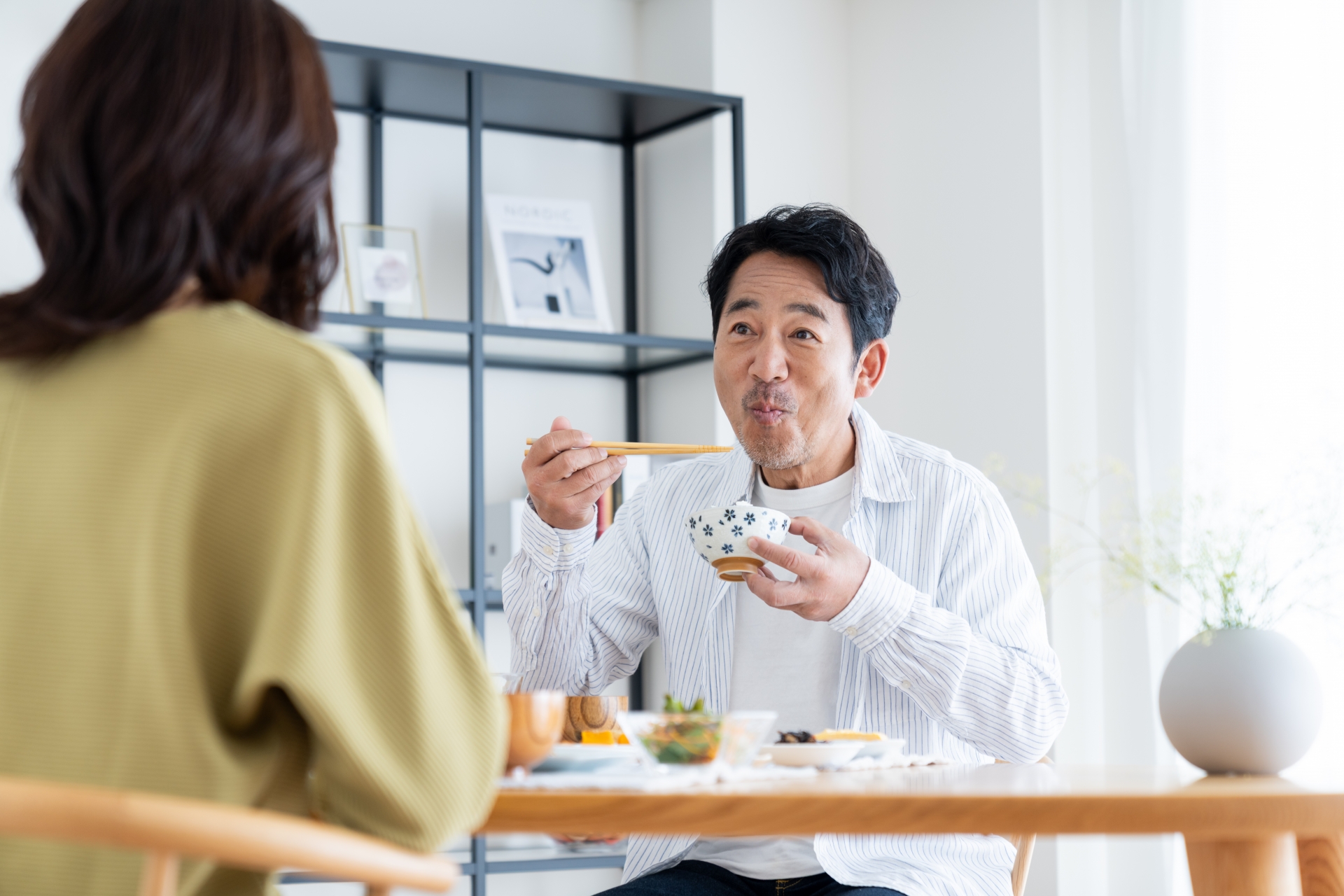 朝食を食べるミドルの夫婦