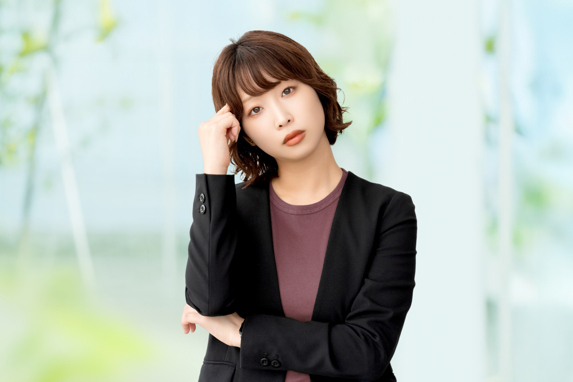 考えごとをする女性・ビジネスウーマン