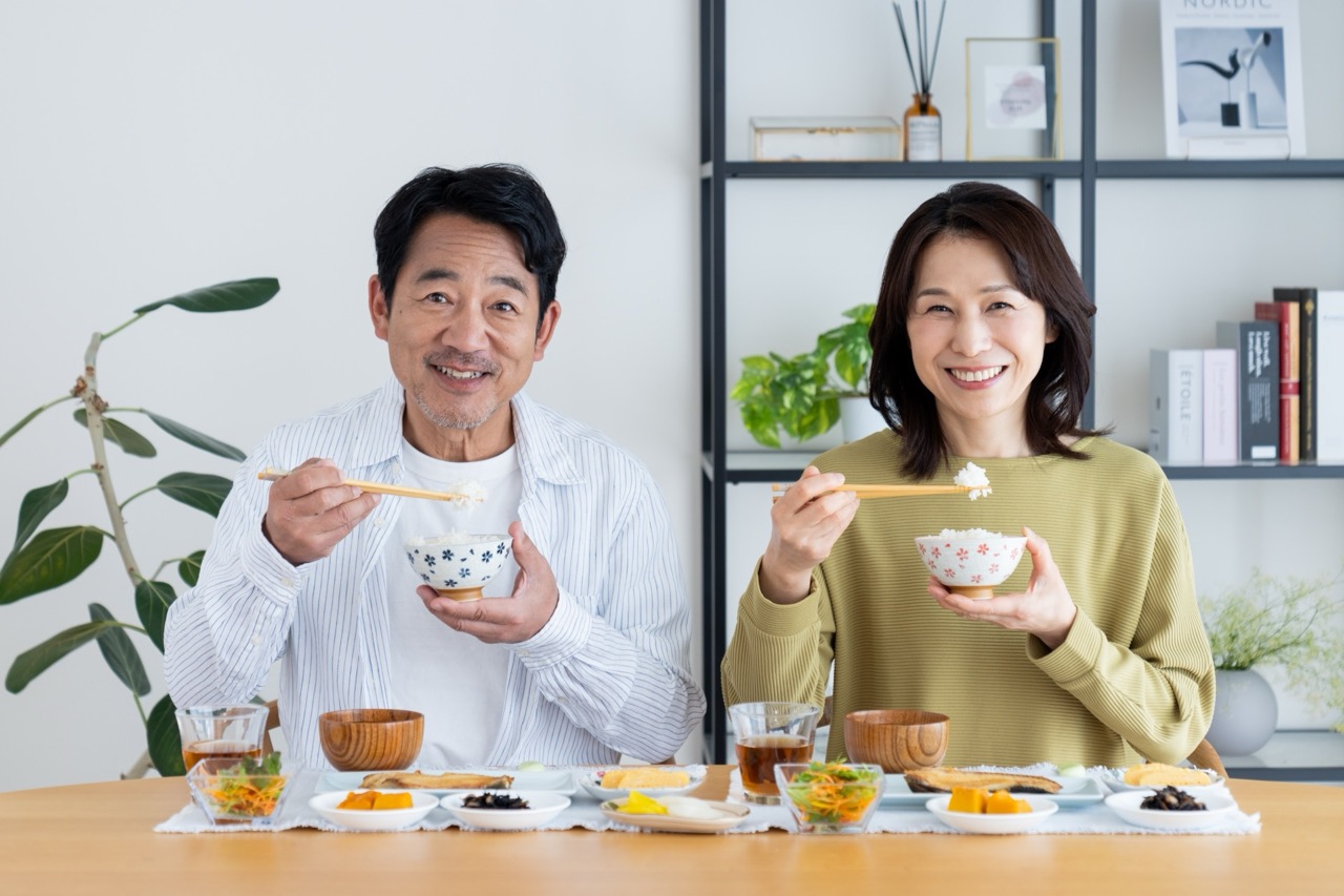 食事中の夫婦