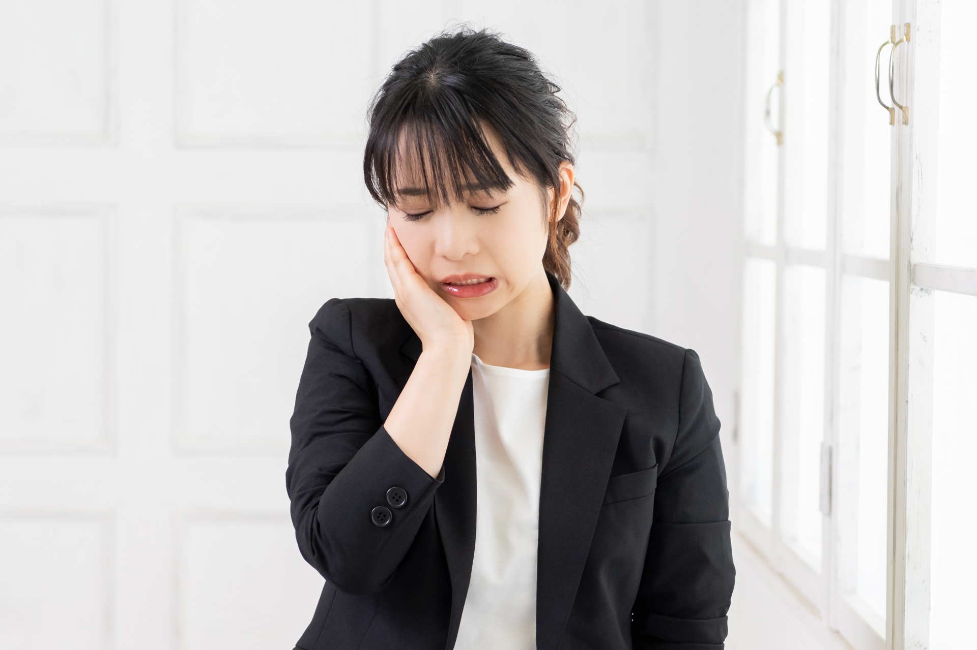 歯が痛い若いビジネスウーマン
