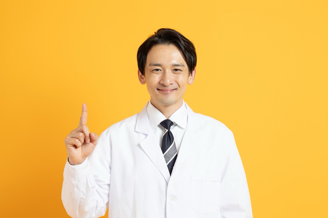 ポイントを示す医師
