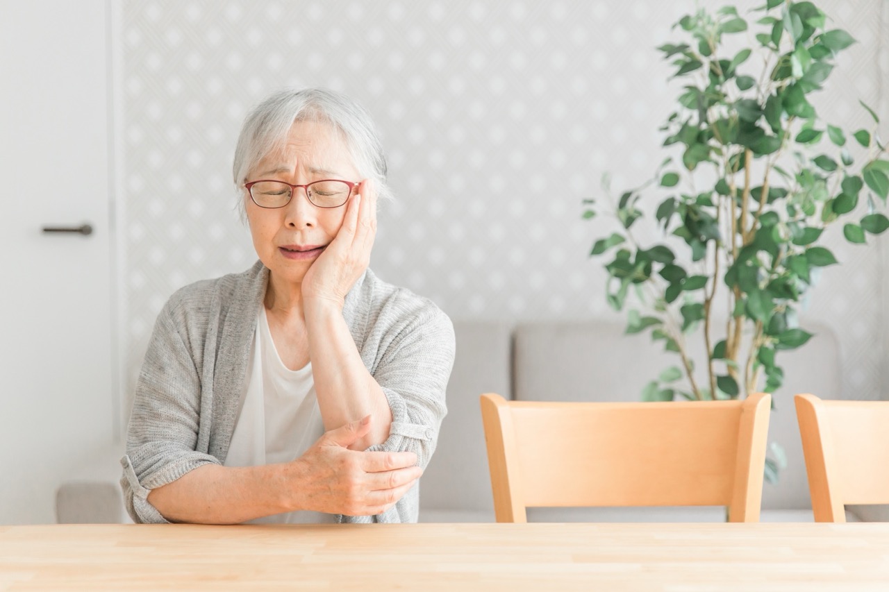 歯の痛みが気になるシニア女性