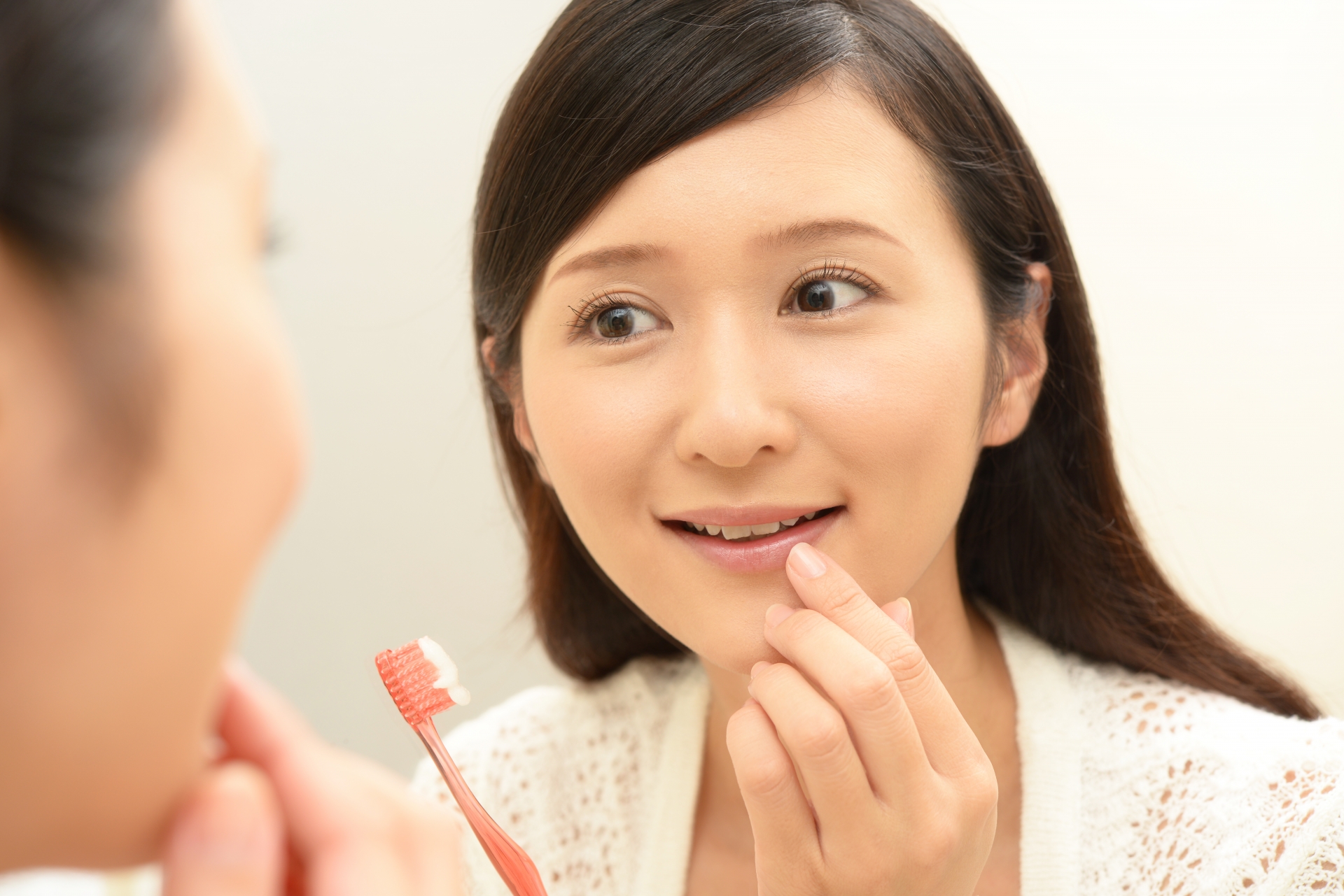 歯磨きをする女性