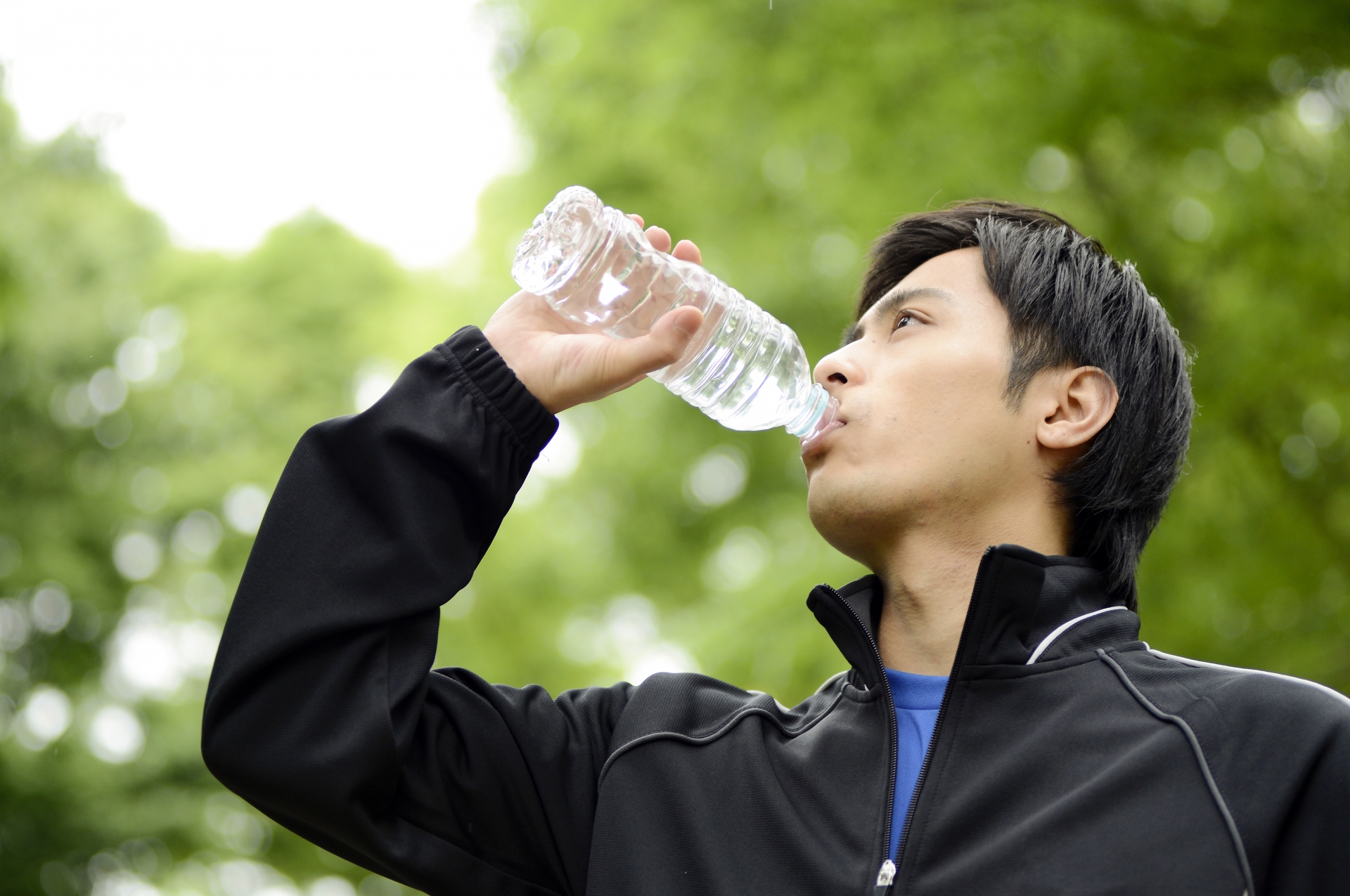 水分補給する男性3